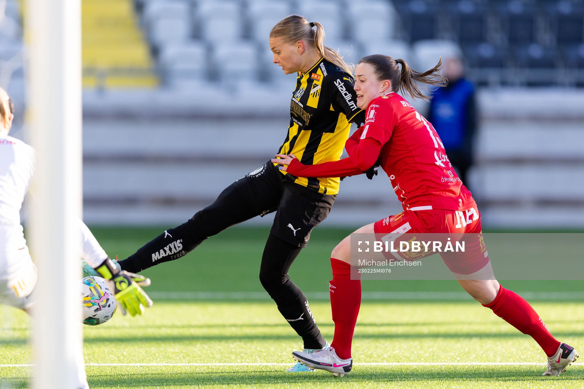 Häckens Stine Larsen och Örebros Maja Regnås Valcic