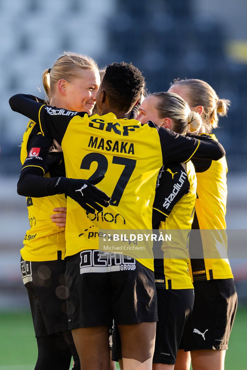 Häckens Stine Larsen jublar med lagkamrater