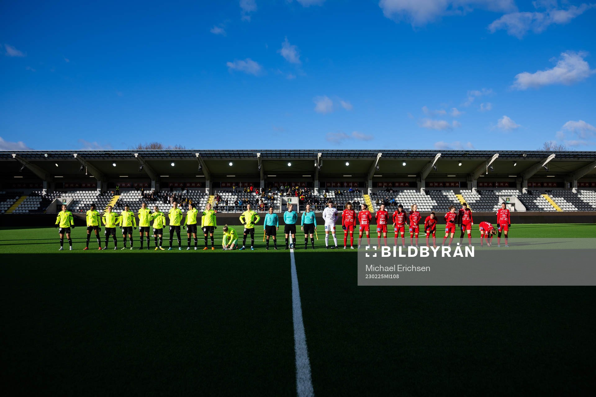 Spelarna på line up innan fotbollsmatchen i Svenska Cupen