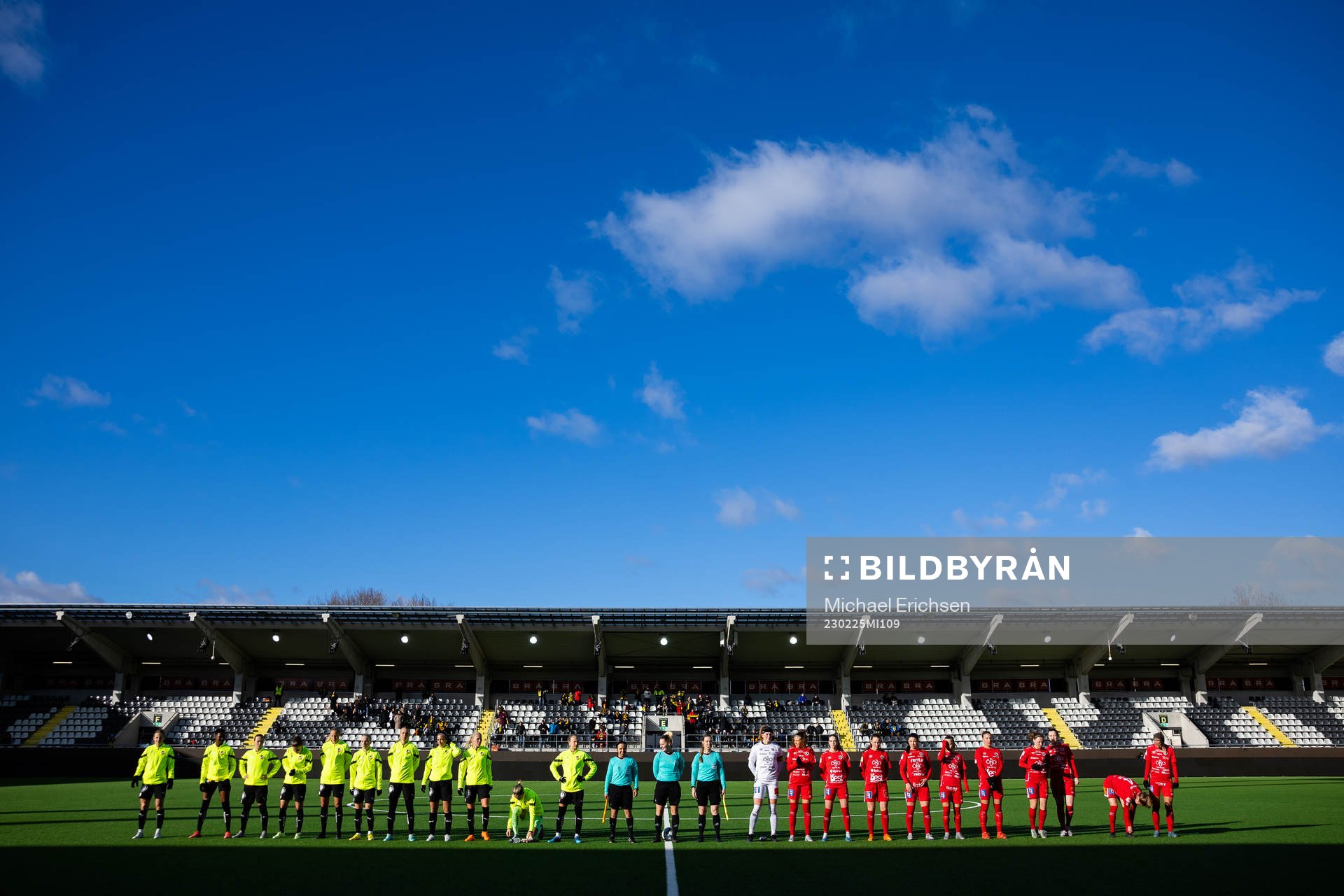 Spelarna på line up innan fotbollsmatchen i Svenska Cupen