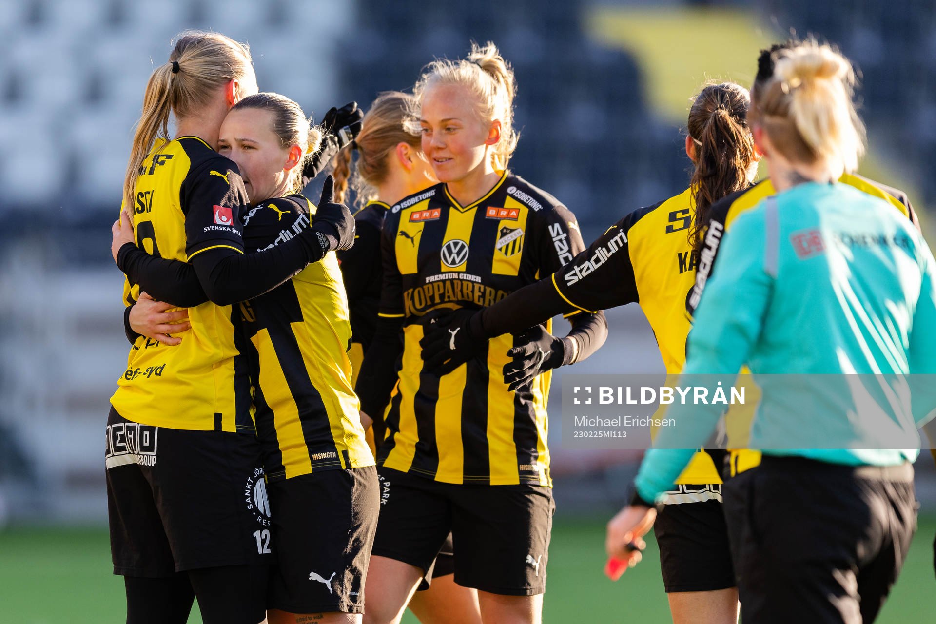 Häckens Stine Larsen jublar med lagkamrater