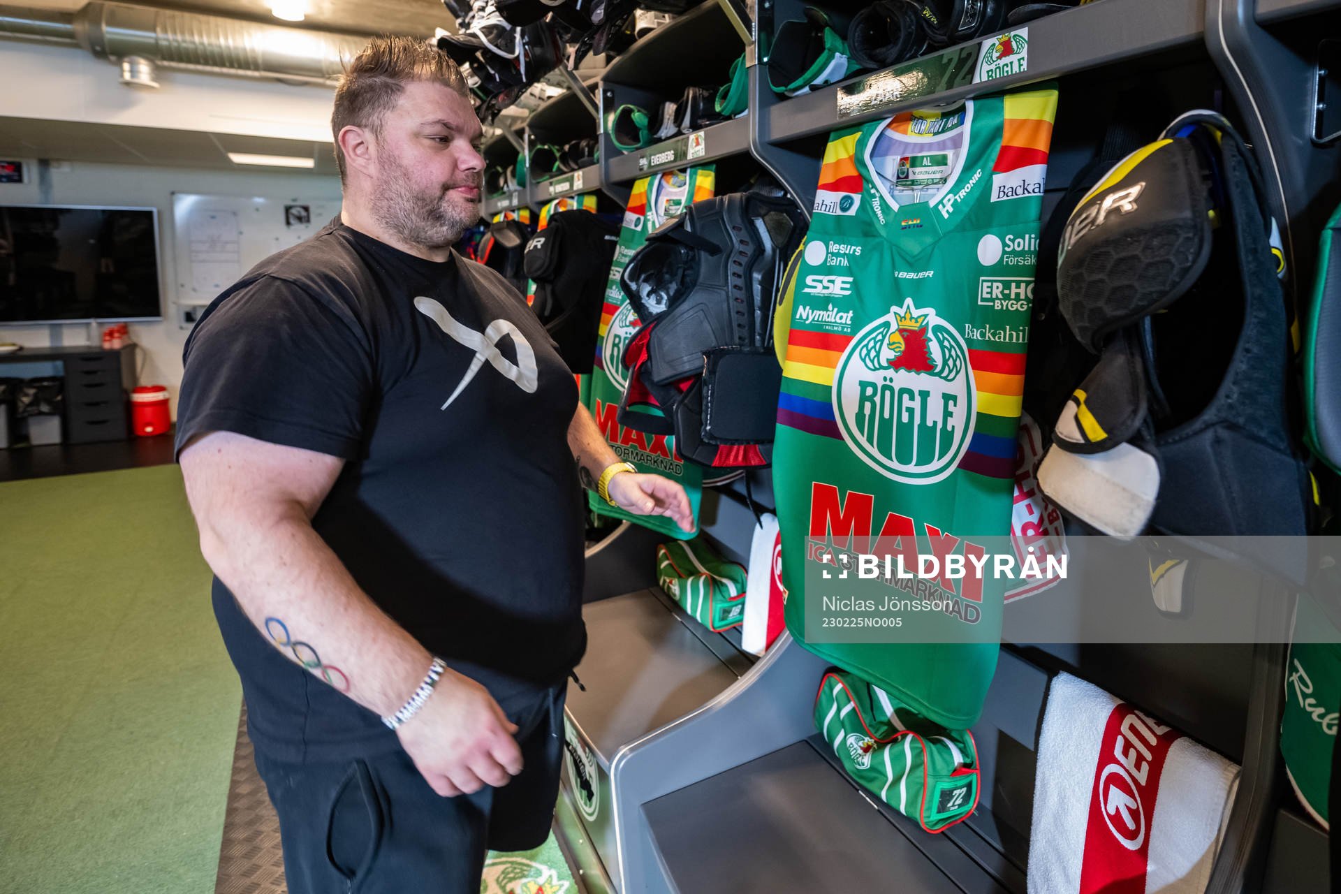 Rögles materialförvaltare Frederik Andersen hänger upp