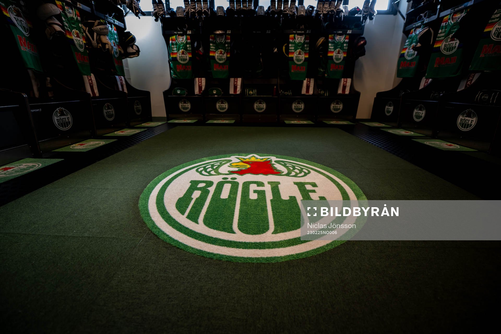 Rögles klubbmärke med Pride matchtröjorna