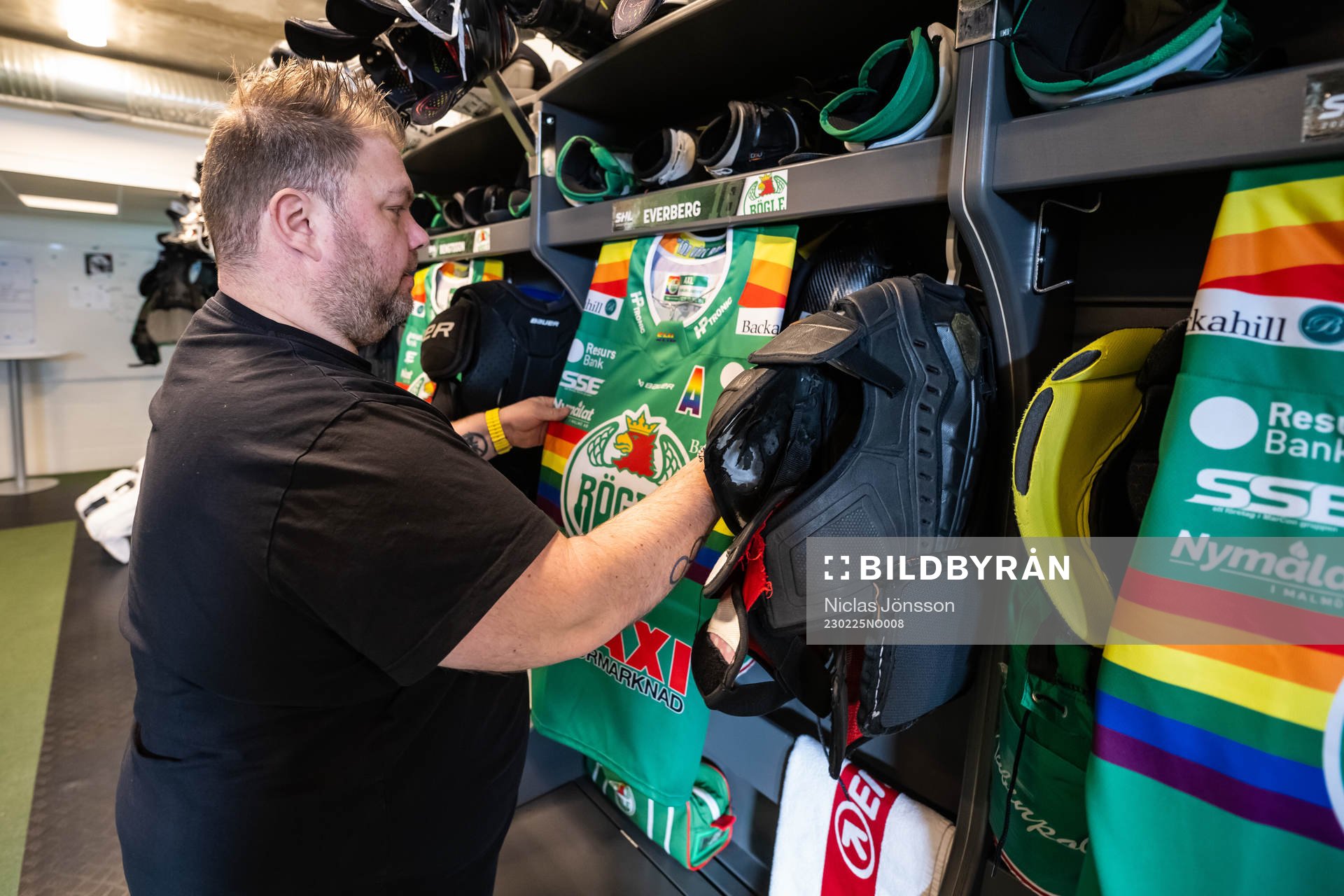 Rögles materialförvaltare Frederik Andersen hänger upp