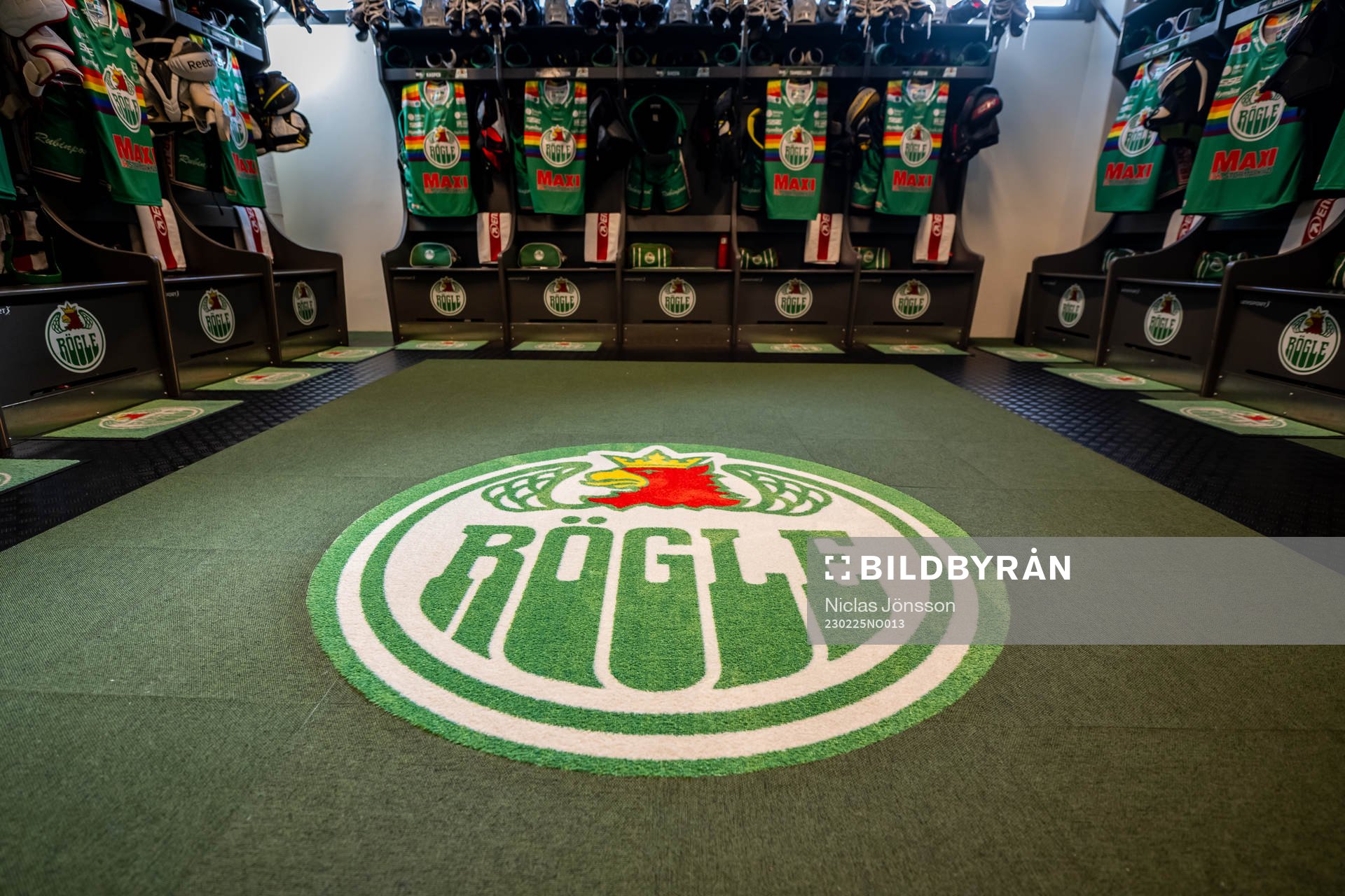 Rögles klubbmärke med Pride matchtröjorna