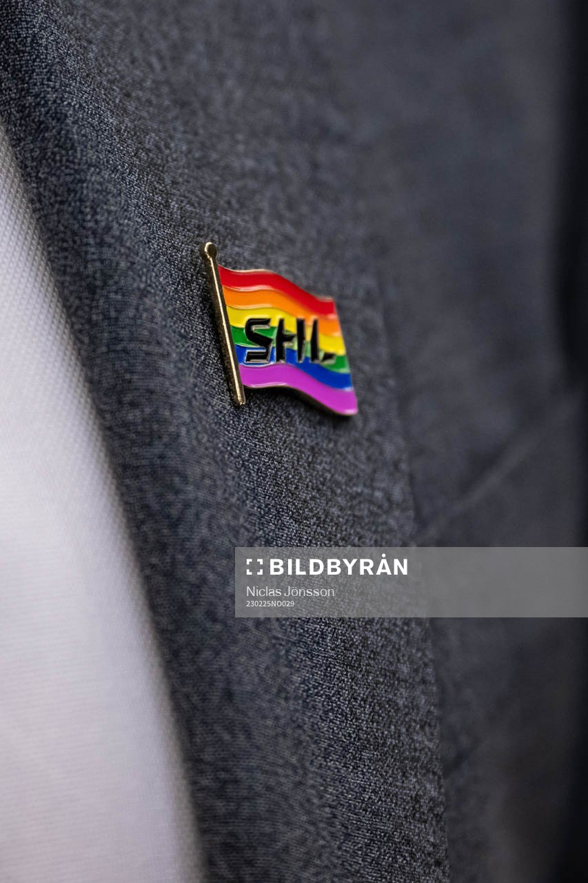 En SHL pin med pride färgerna