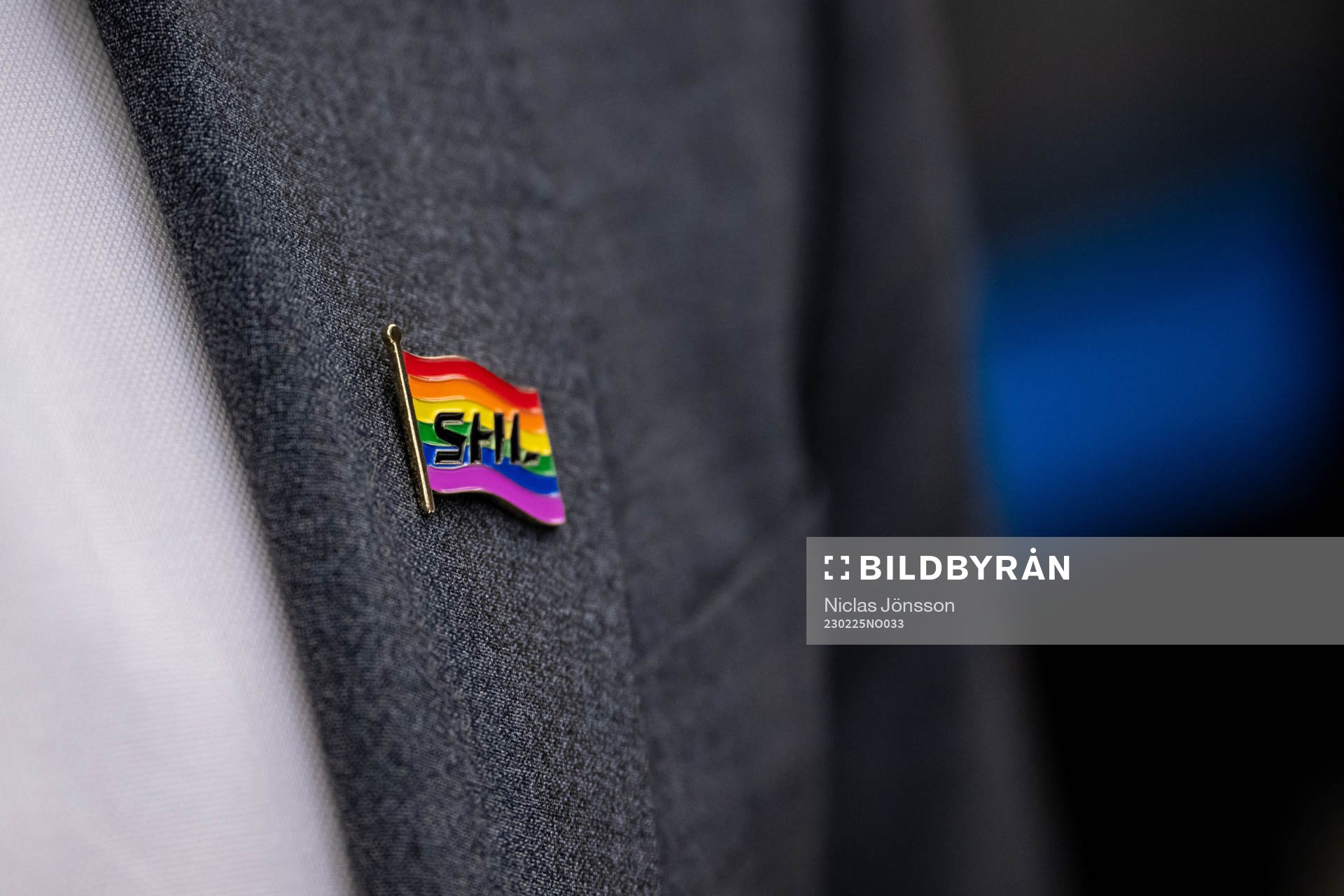En SHL pin med pride färgerna
