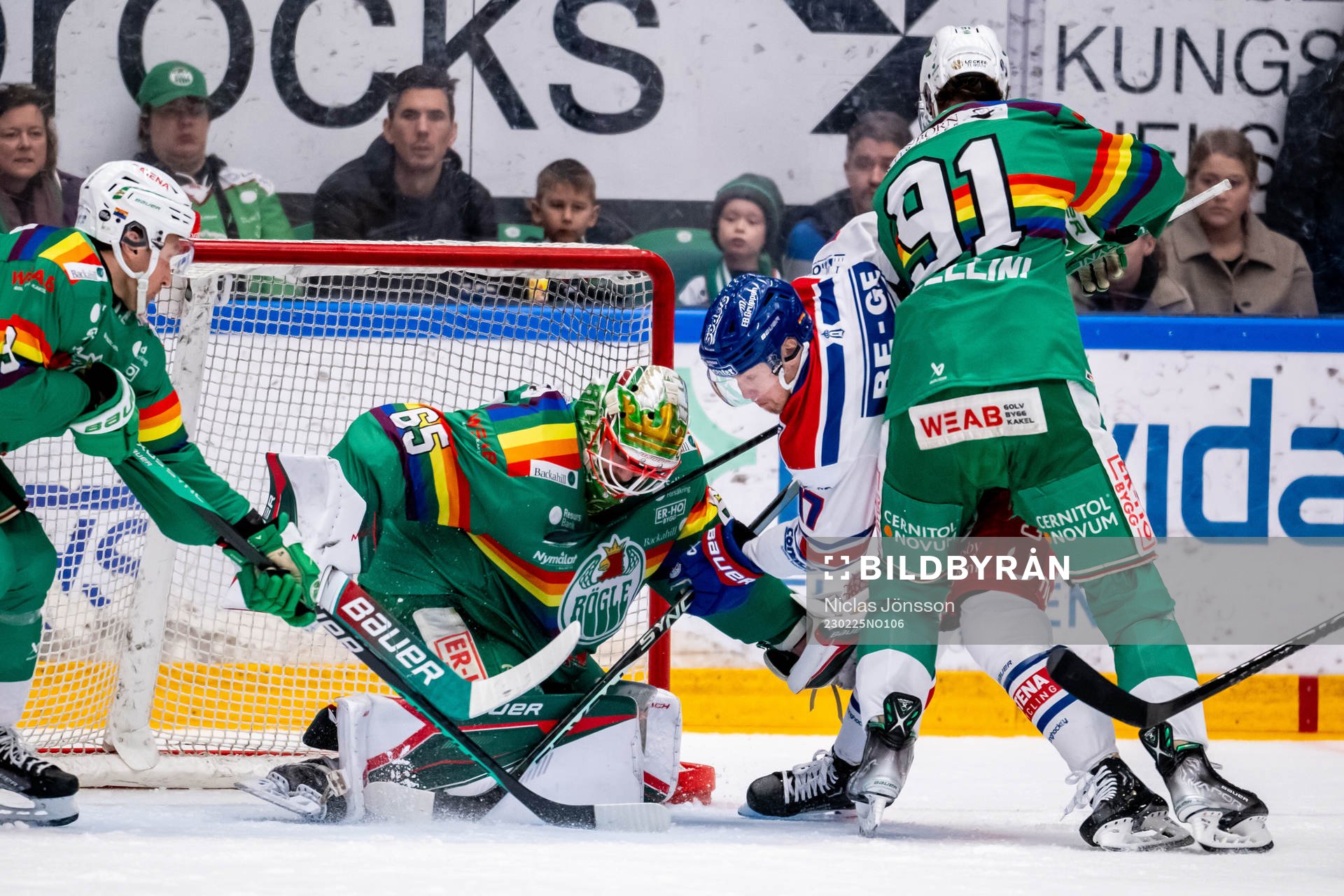 Oskarshamns Jonas Engström  framför Rögles målvakt
