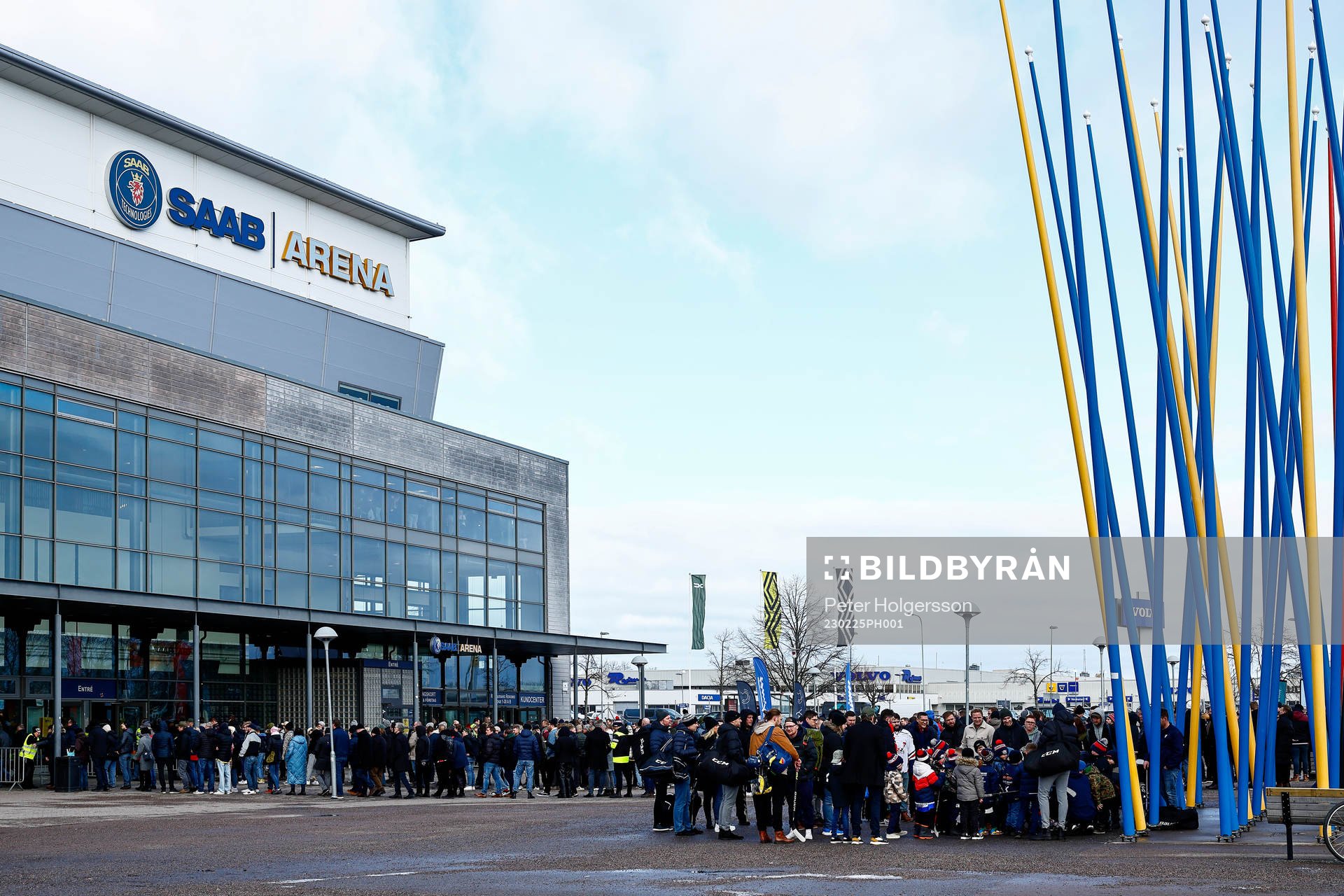 Köer utanför slutsåld SAAB Arena