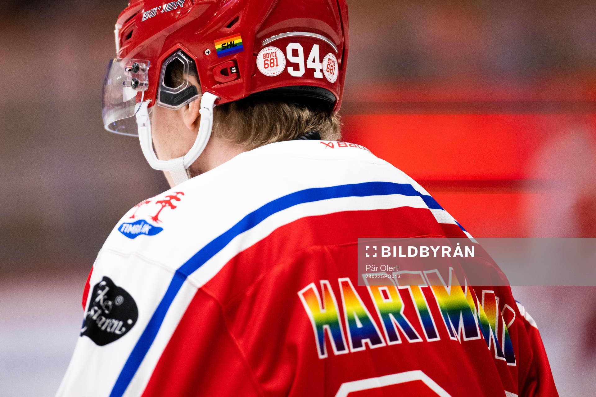 Timrås Sebastian Hartmann med priderfärger på tröjan