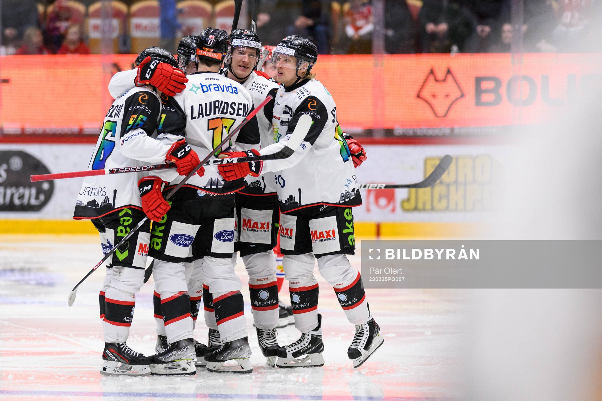 Malmö Redhawks Markus Lauridsen jublar med lagkamrater