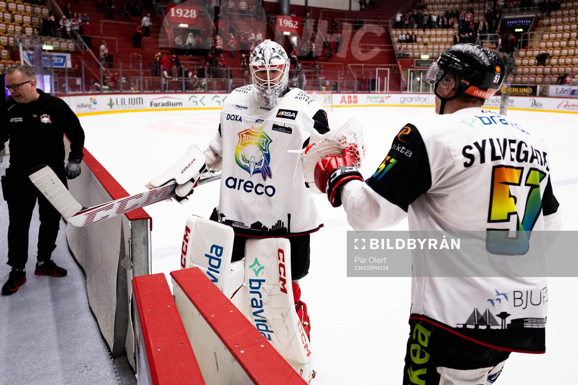 Malmö Redhawks målvakt Adam Werner och Emil Sylvegård