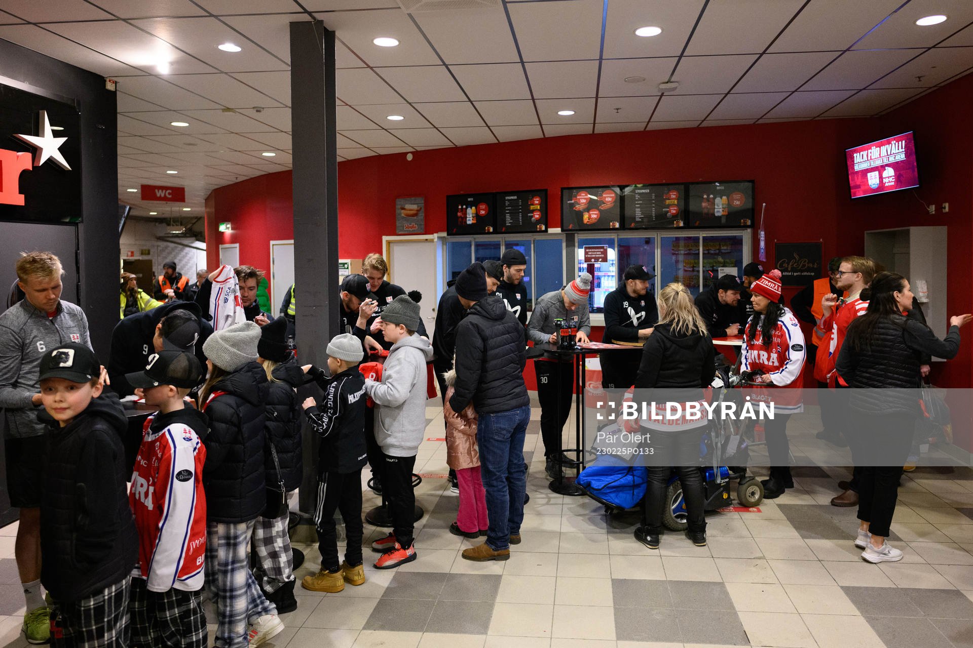 Timråspelarna skriver autografer