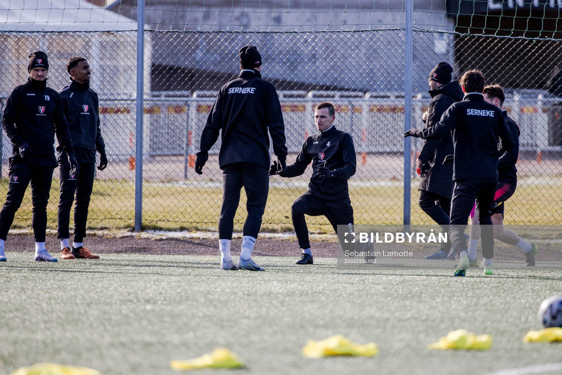 Trollhättans spelare under uppvärmningen inför fotbollsmatchen i Svenska Cupen mellan Trollhättan och Häcken den 25 februari 2023 i Trollhättan.