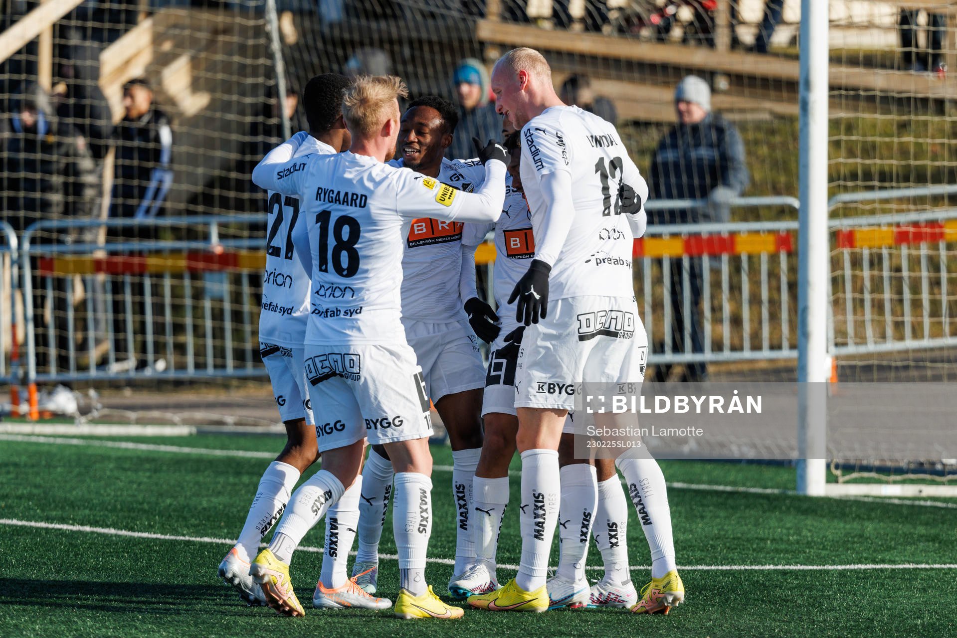 Häckens Momodou Lamin Sonko jublar med lagkamrater