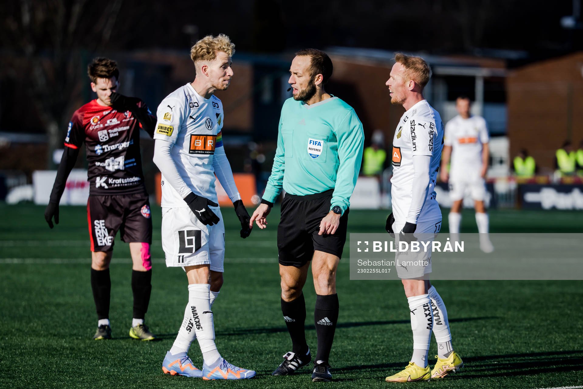 Häckens Samuel Gustafson pratar med domare Kaspar Sjöberg
