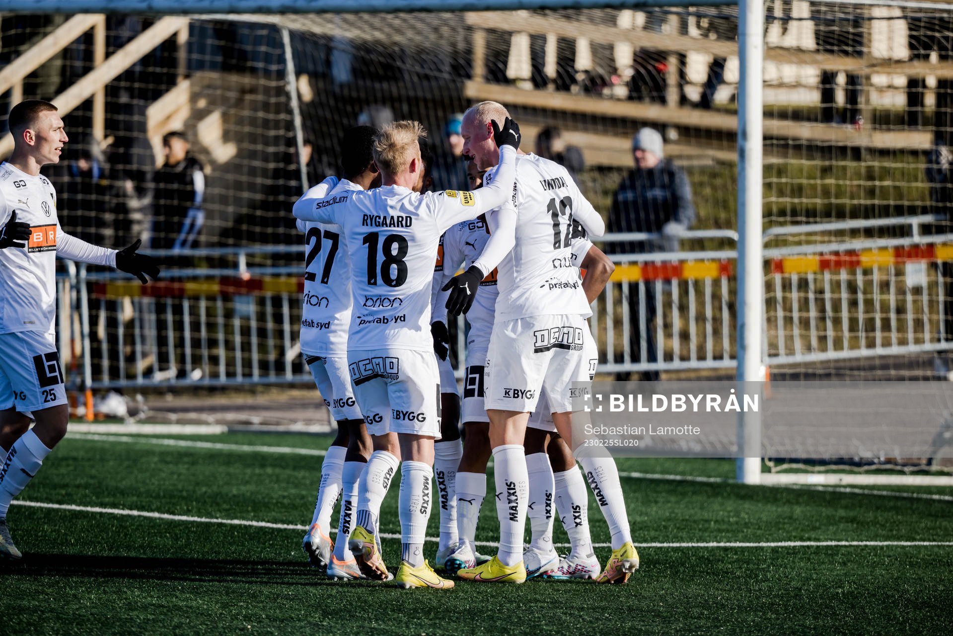 Häckens Momodou Lamin Sonko har gjort 0-1 och jublar