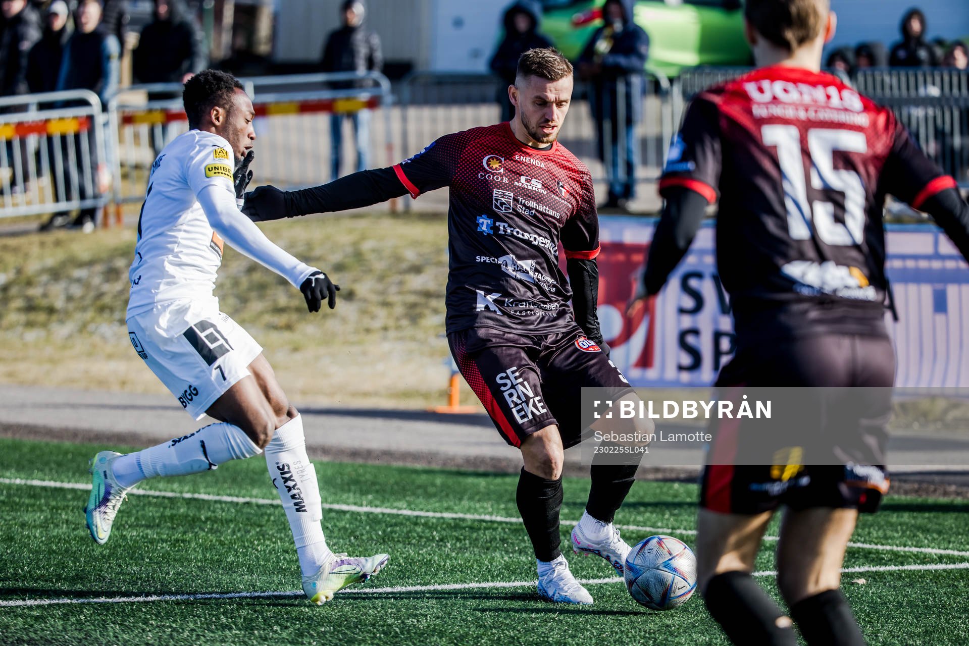 Trollhättans Argjend Malaj och Häckens Benie Adama Traore under fotbollsmatchen i Svenska Cupen mellan Trollhättan och Häcken den 25 februari 2023 i Trollhättan.