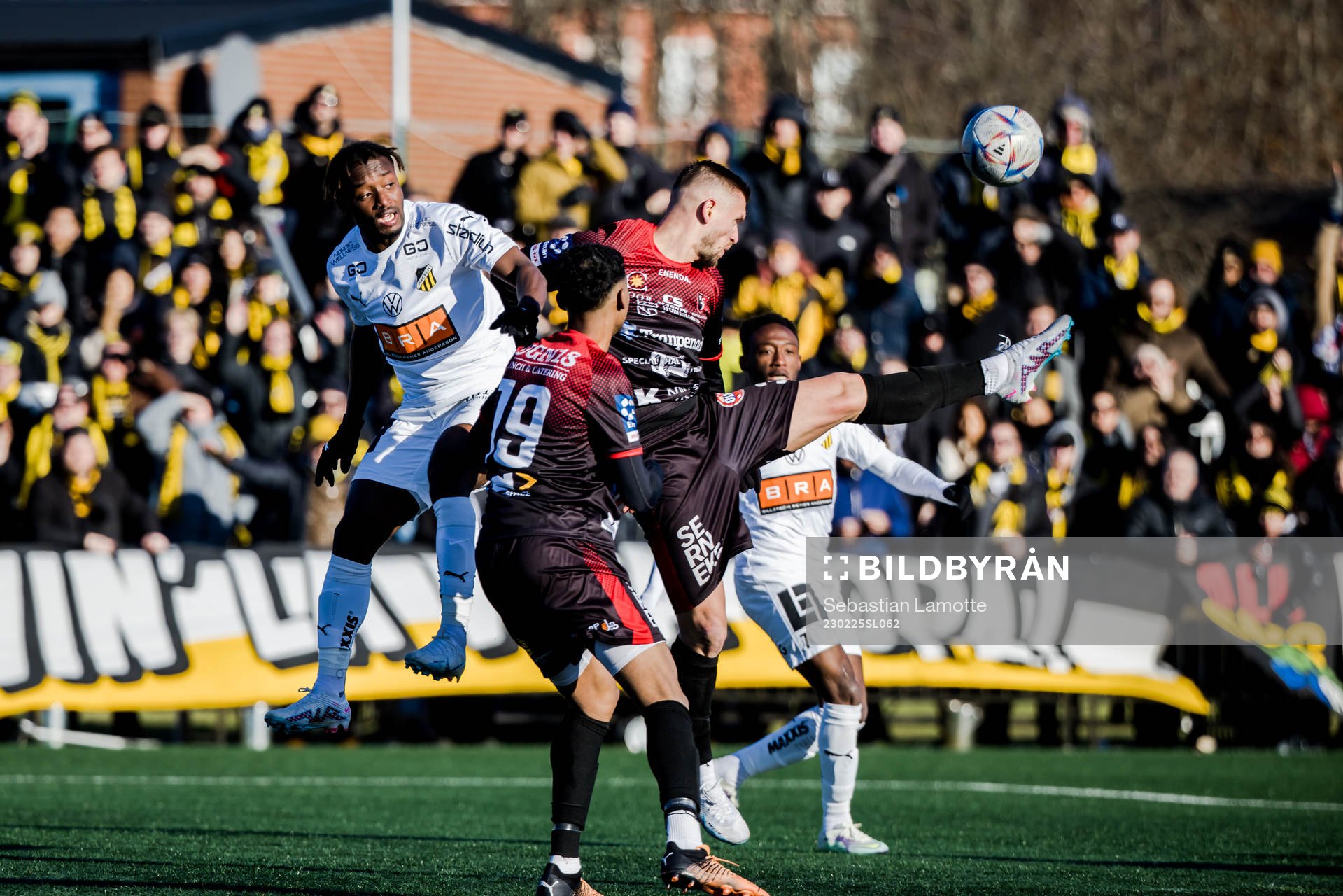 Trollhättans Argjend Malaj och Häckens Ibrahim Sadiq under fotbollsmatchen i Svenska Cupen mellan Trollhättan och Häcken den 25 februari 2023 i Trollhättan.