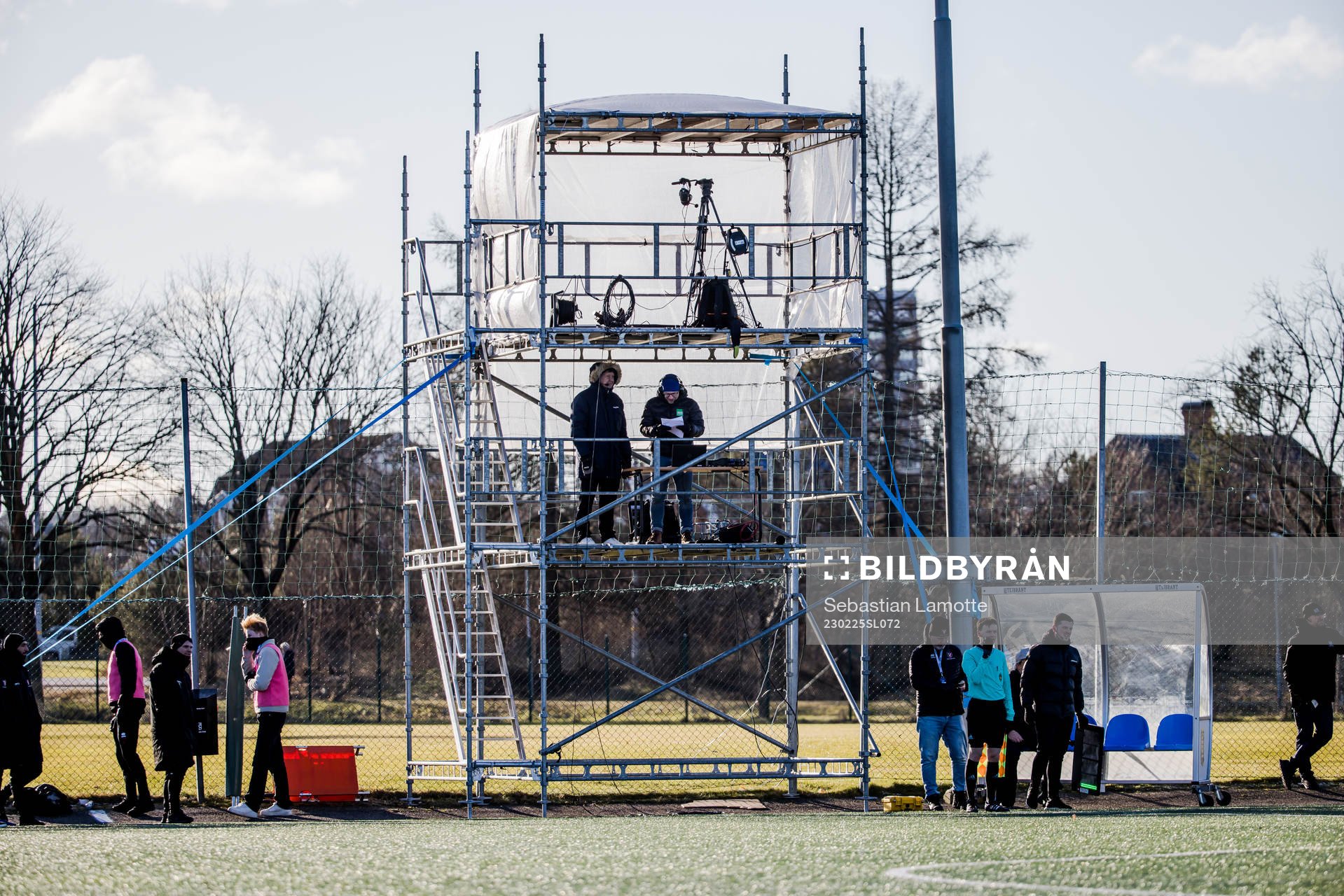 Tv-fotografen som filmade matchen ramlade genom golvet på