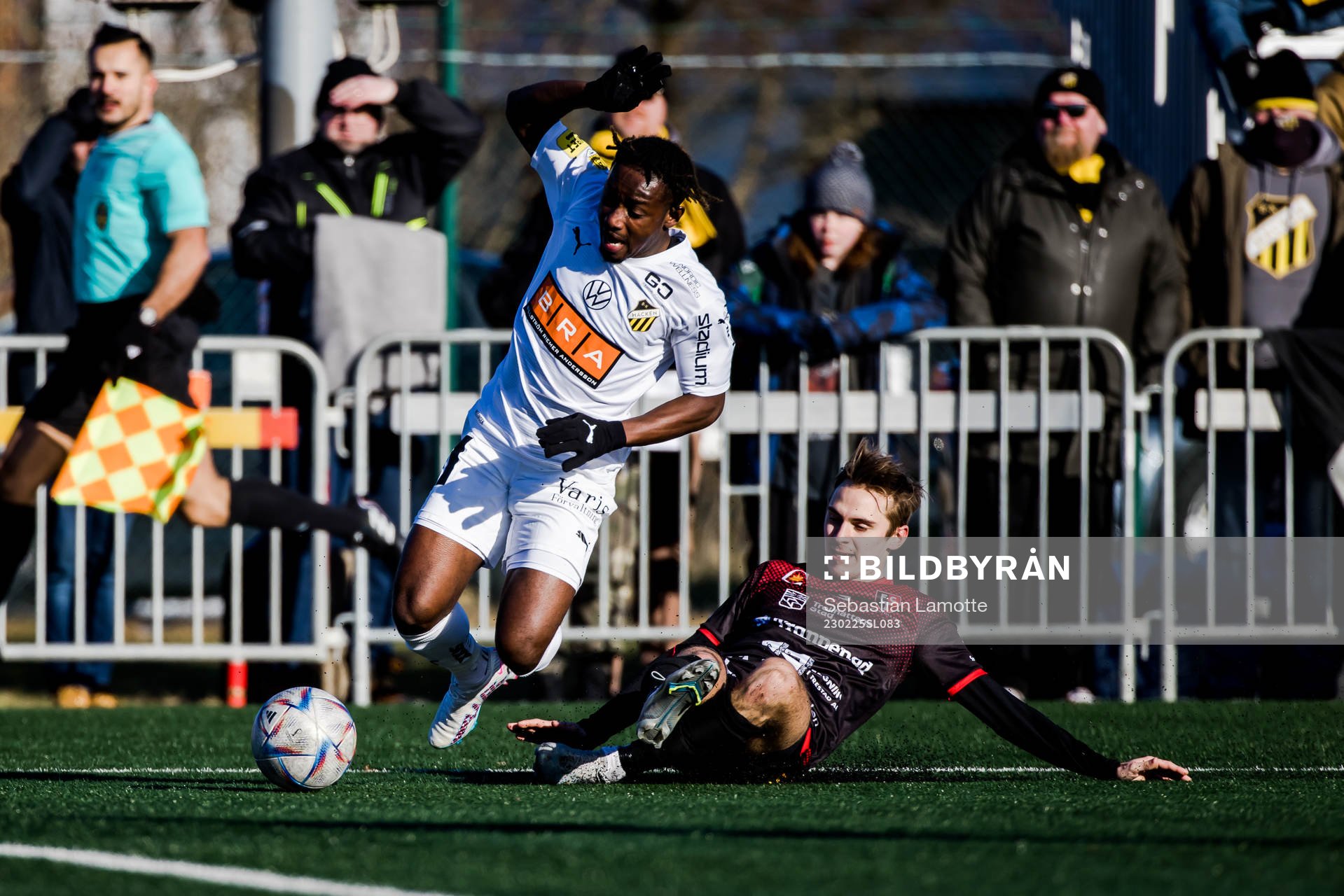Trollhättans Emilio Reljanovic tacklar Häckens Ibrahim Sadiq som får straff under fotbollsmatchen i Svenska Cupen mellan Trollhättan och Häcken den 25 februari 2023 i Trollhättan. 