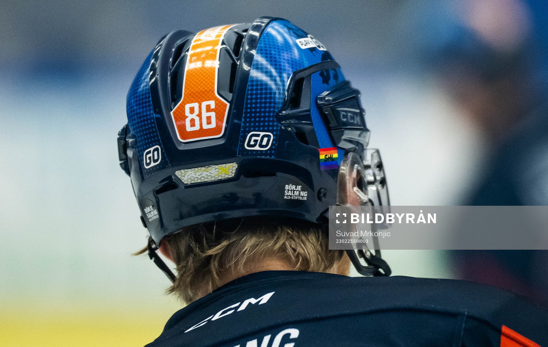 Prideflaggan på Växjös Joachim Blichfeld hjälm