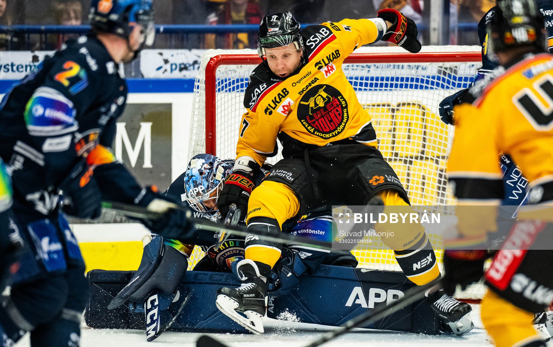 Växjös målvakt Emil Larmi och Luleås Leo Komarov