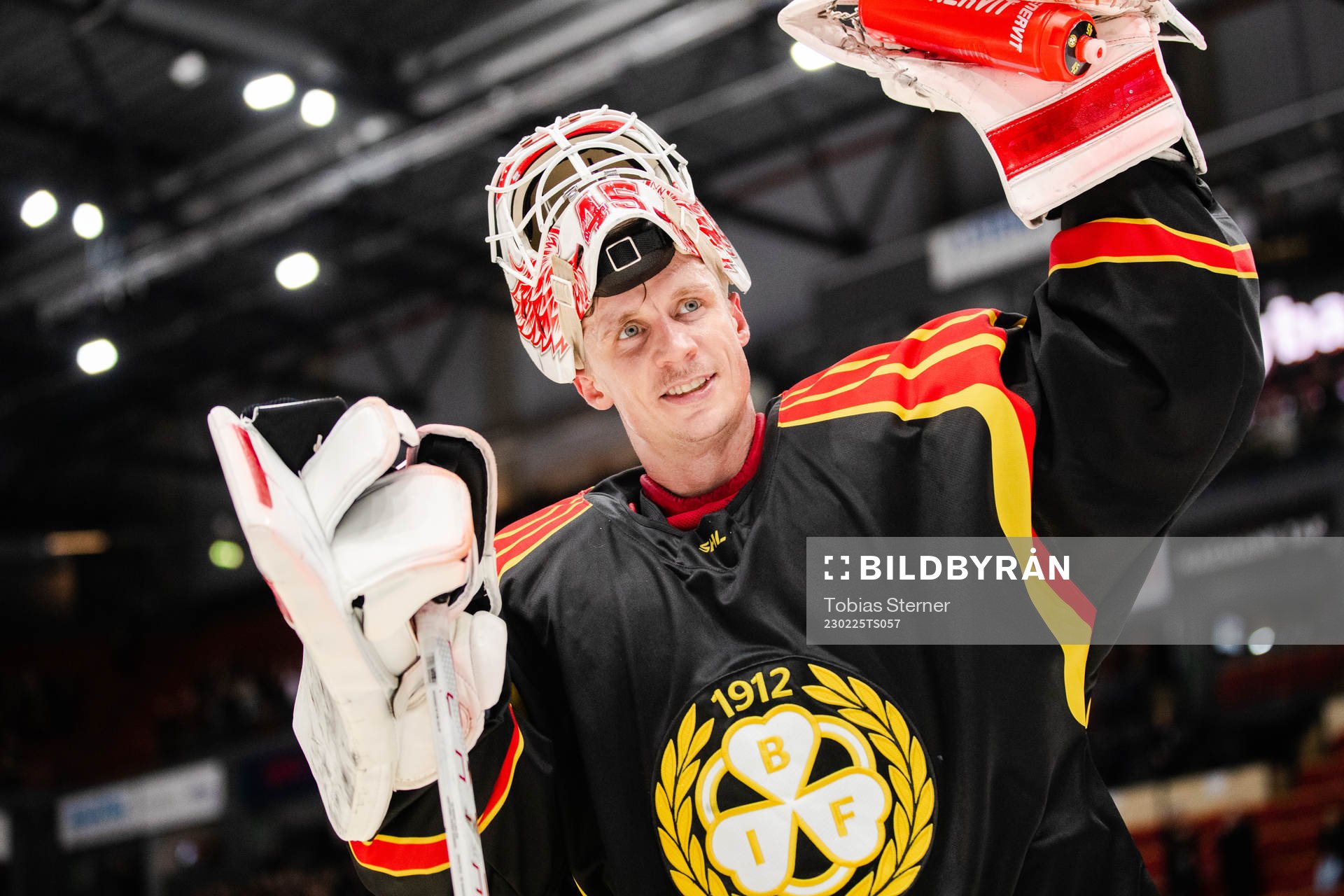 Brynäs målvakt Jussi Olkinuora jublar