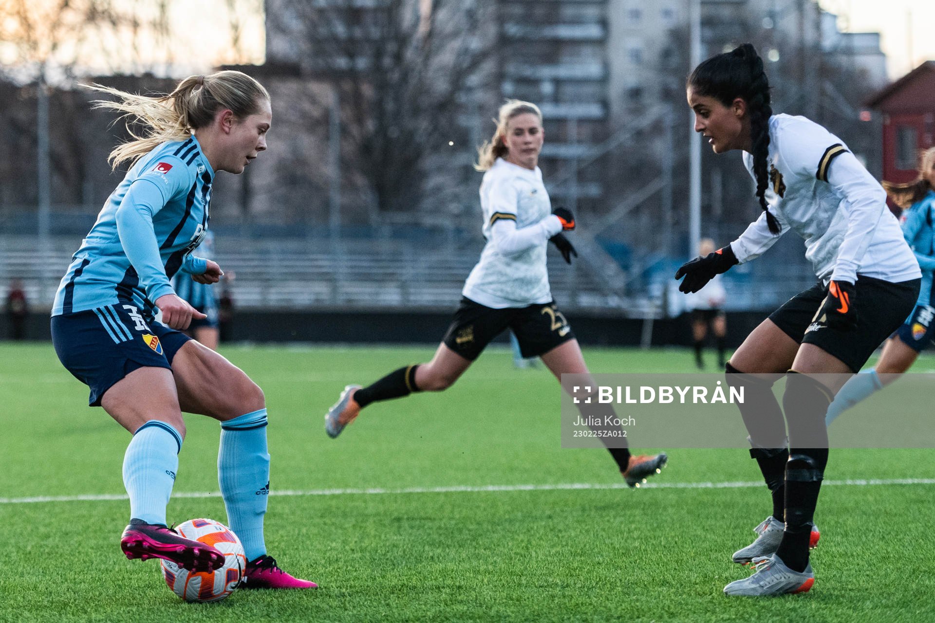 Djurgårdens Nellie Lilja och AIKs Lawlaw Nazeri