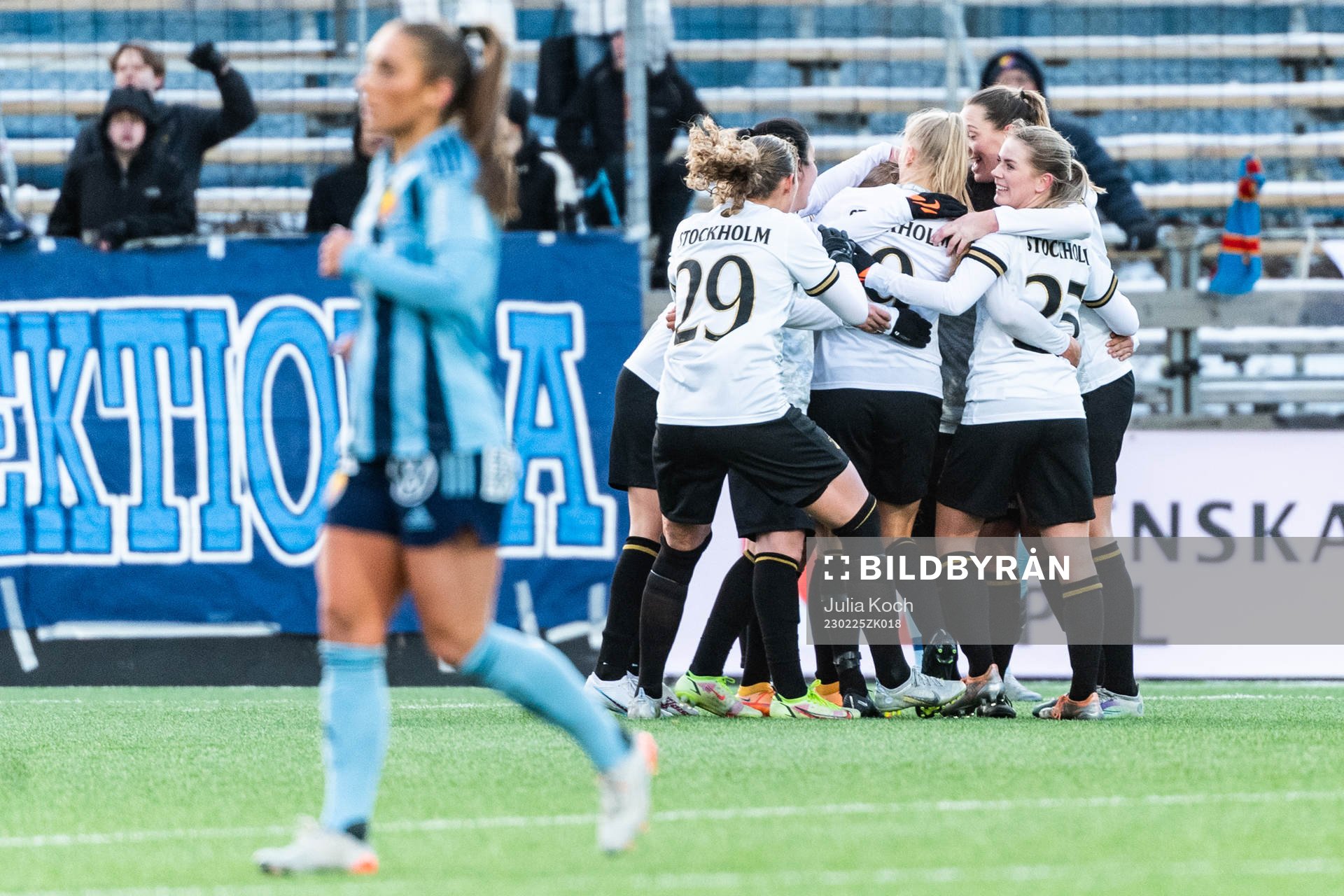 AIKs Julia Laukström och Olivia Lindstedt jublar med