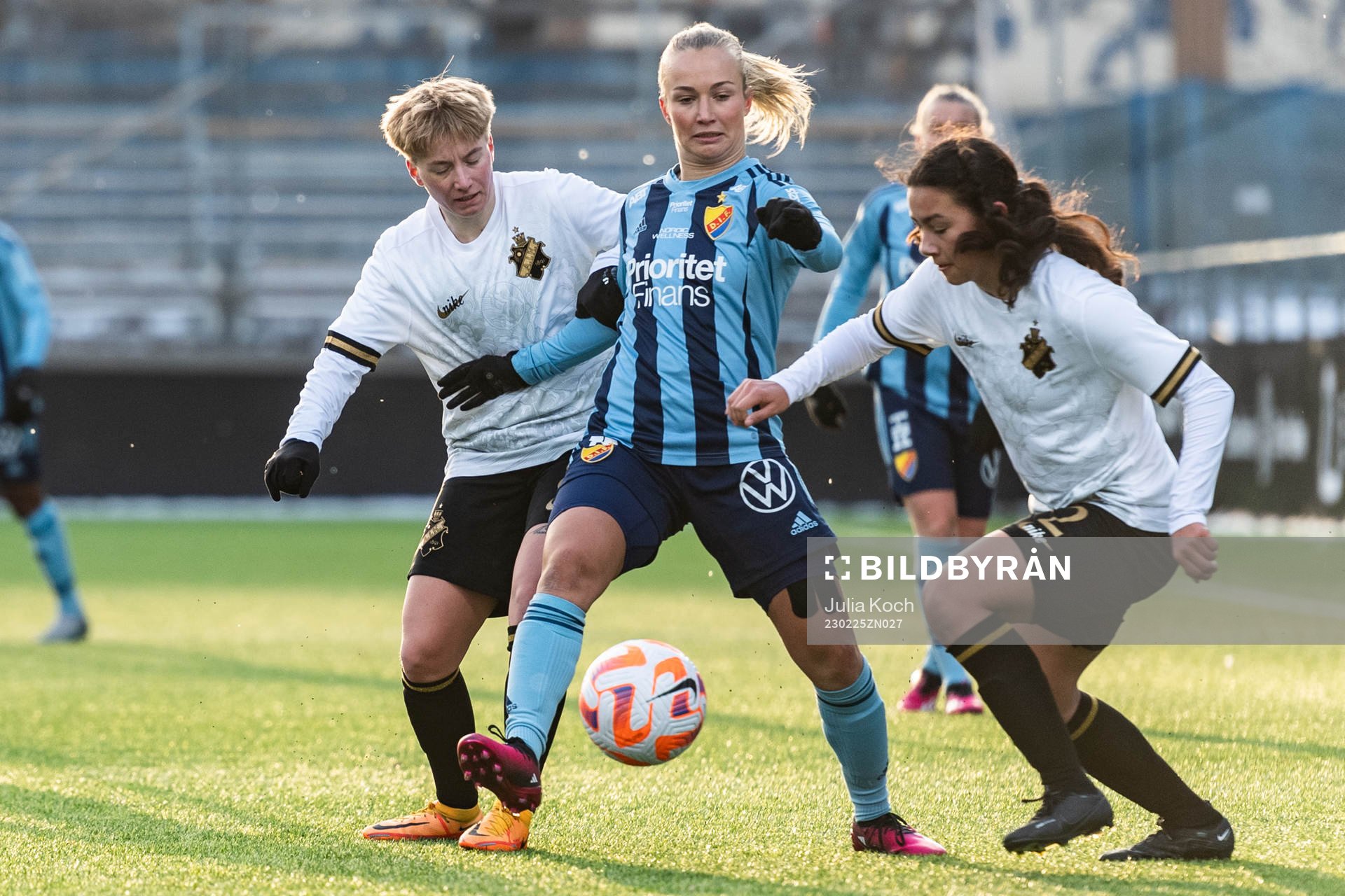 AIKs Monica Hagström, Djurgårdens Tove Almqvist och AIKs