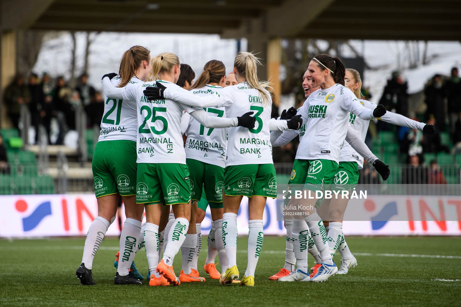 Hammarbys Maika Hamano jublar med lagkamrater