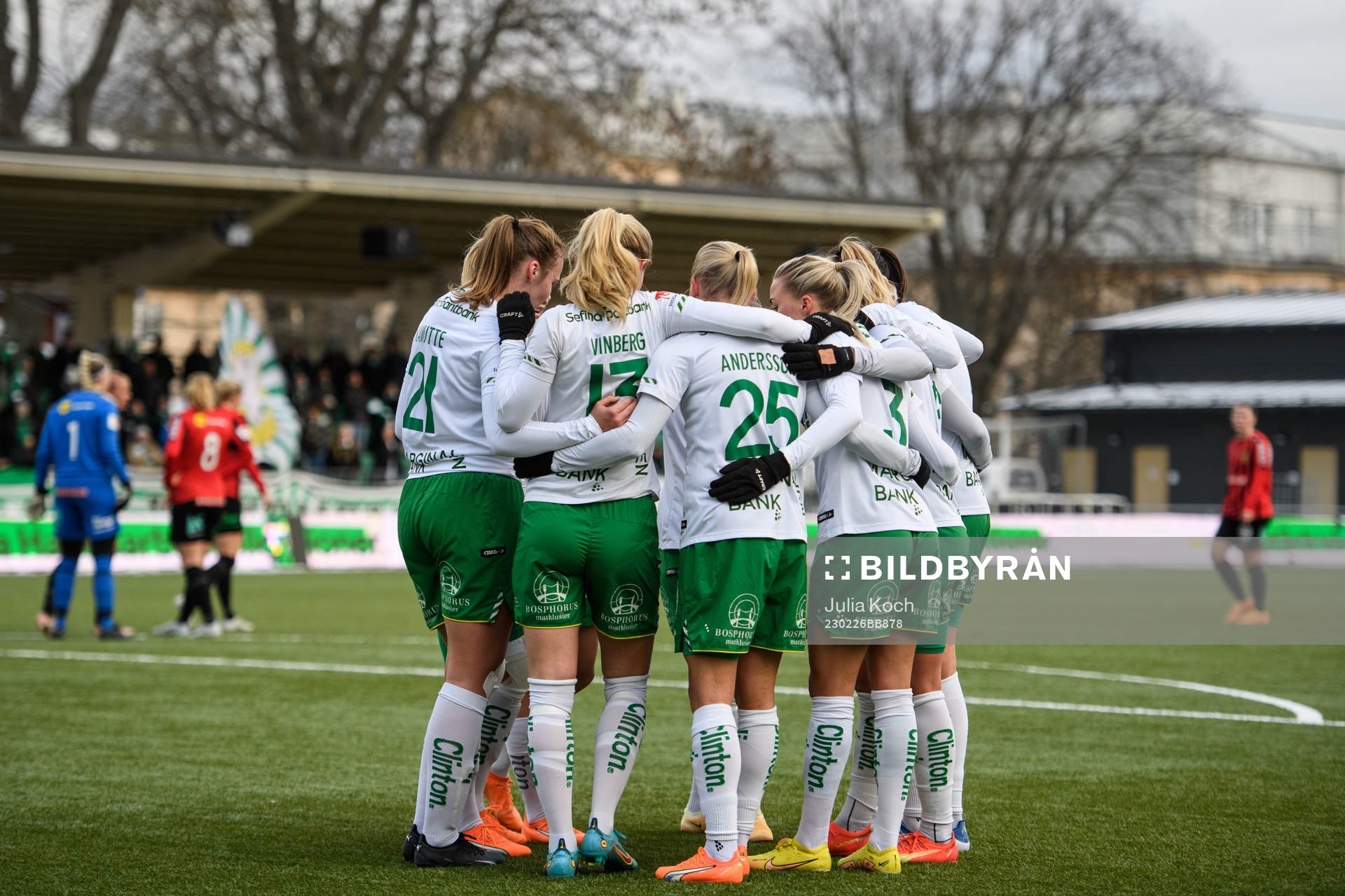 Hammarbys Matilda Vinberg jublar med lagkamrater