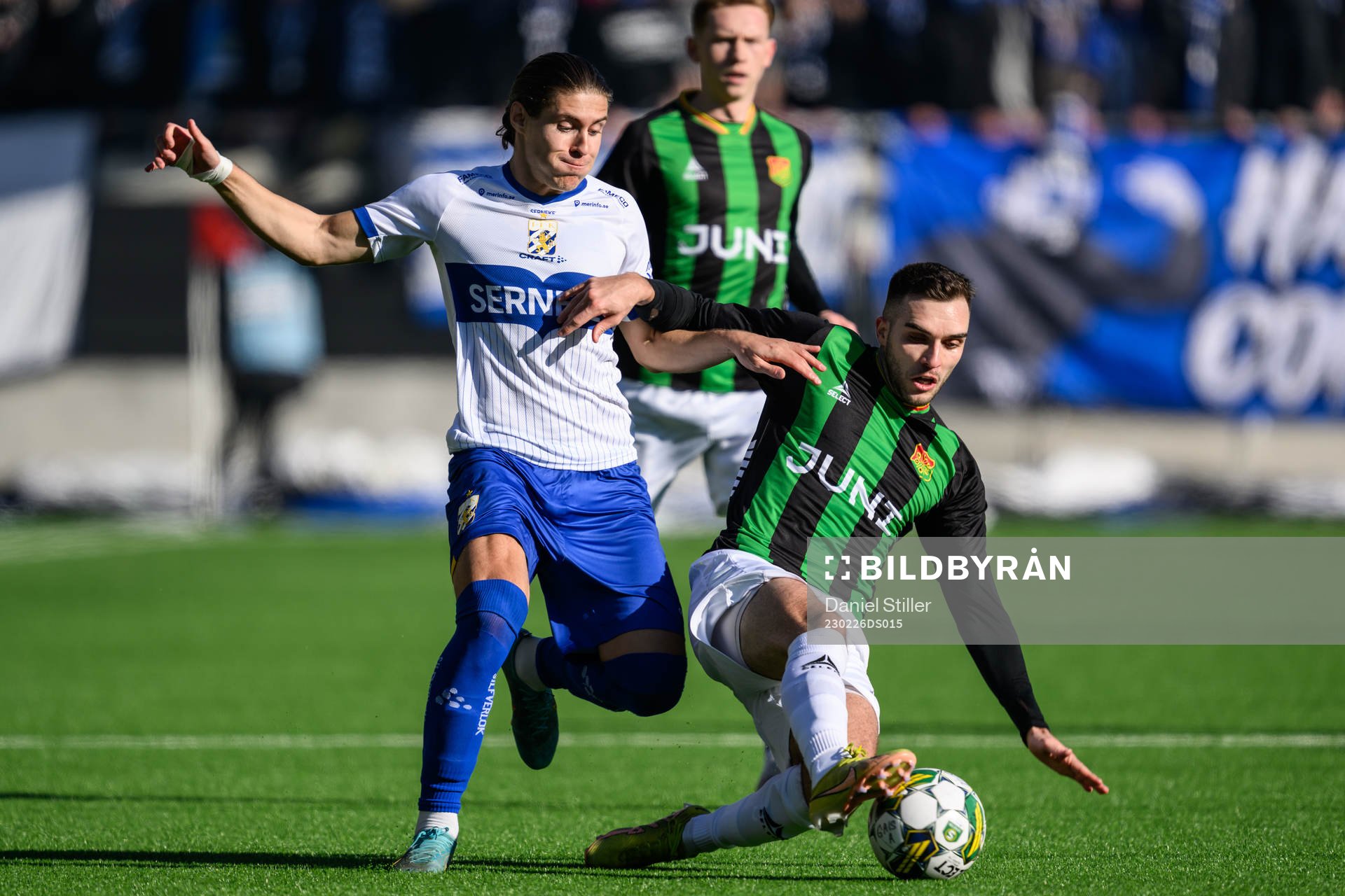 IFK Göteborgs Eman Markovic och GAIS Egzon Binaku under fotbollsmatchen i Svenska Cupen mellan GAIS och IFK Göteborg den 26 februari 2023 i Göteborg.