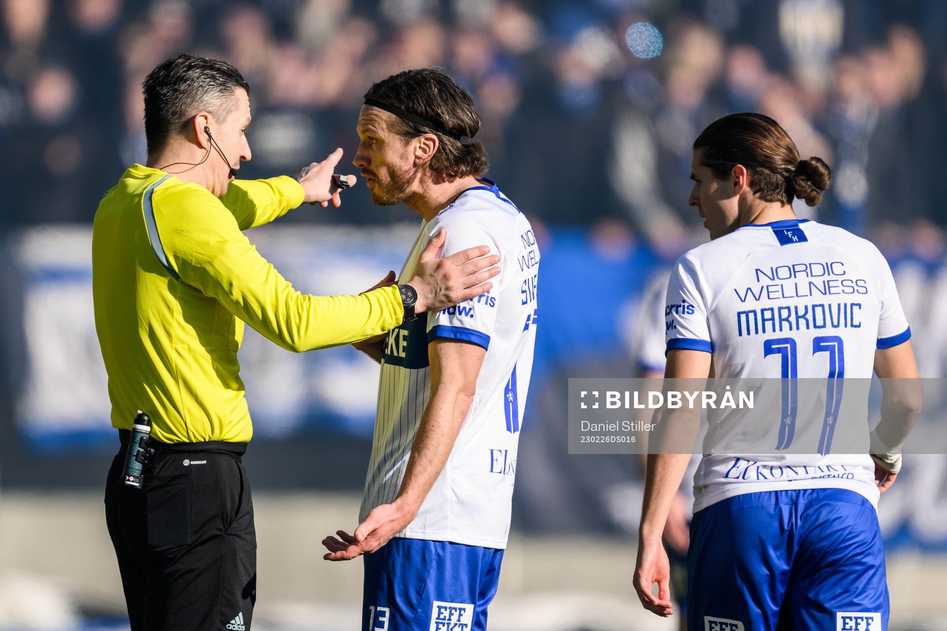 IFK Göteborgs Gustav Svensson diskuterar med domaren
