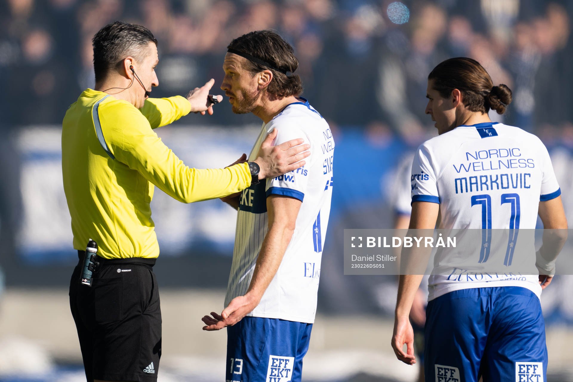 IFK Göteborgs Gustav Svensson pratar med domaren