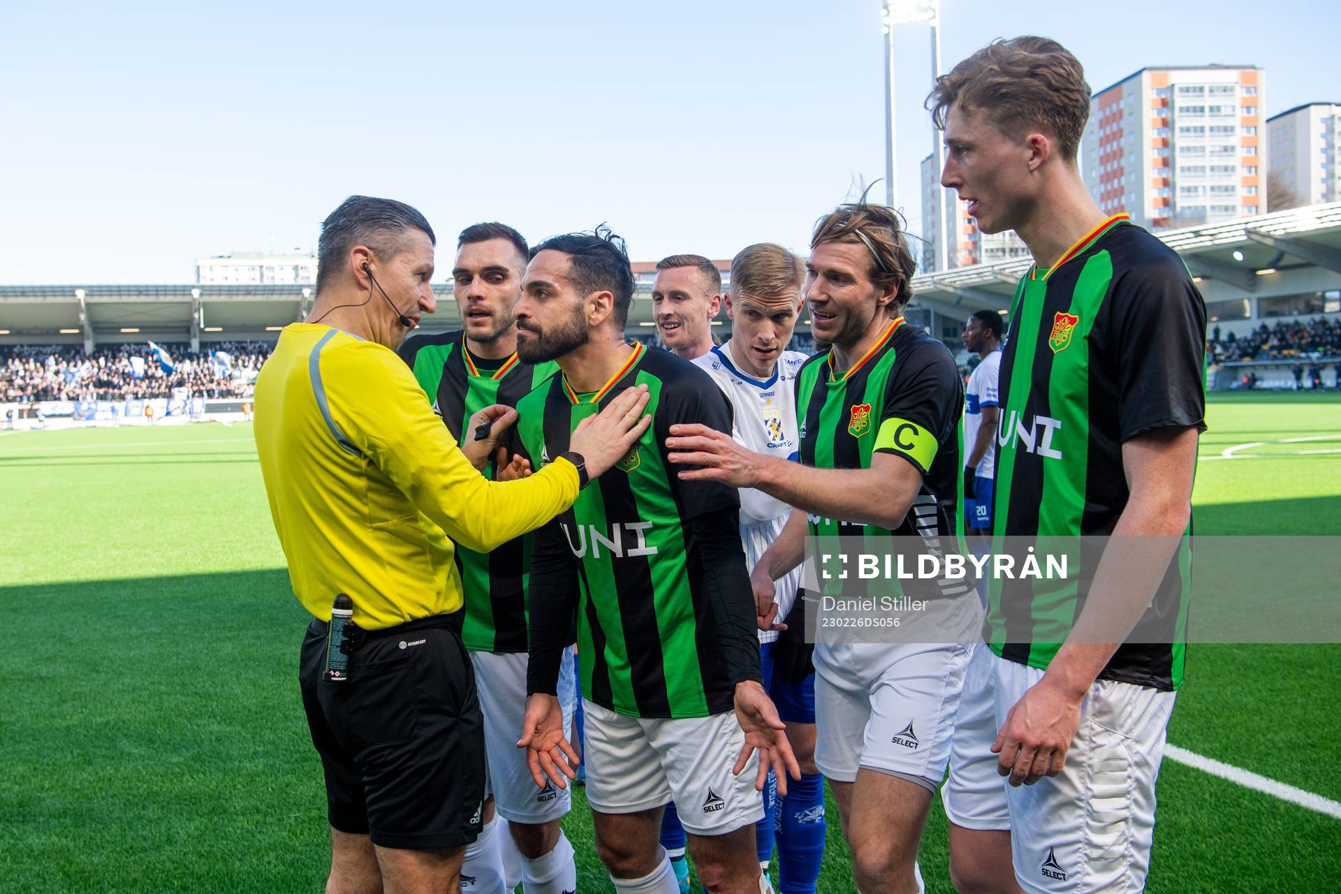 GAISs Mervan Celik snackar med domaren