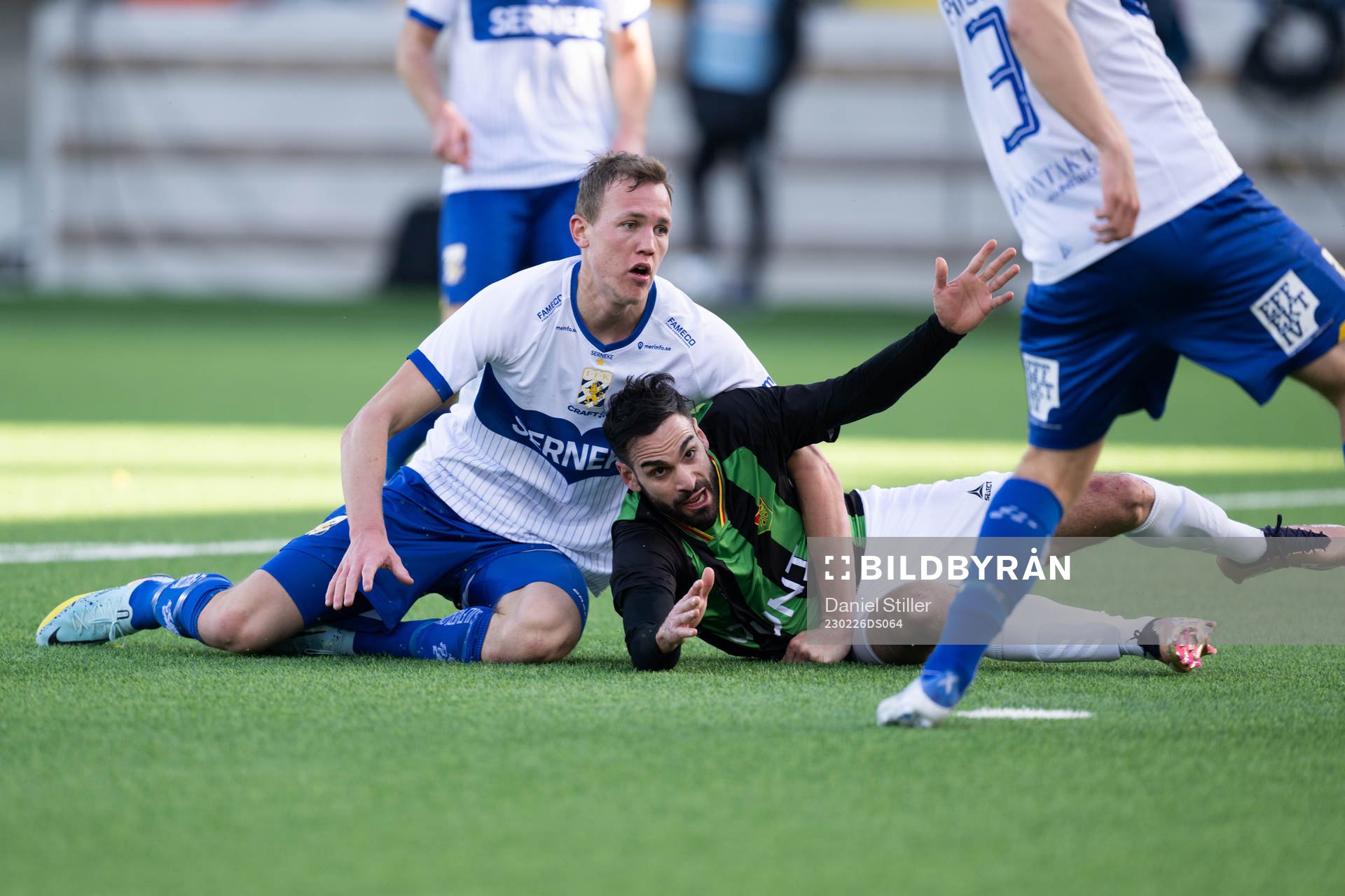 IFK Göteborgs Adam Carlén drar ner GAISs Mervan Celik