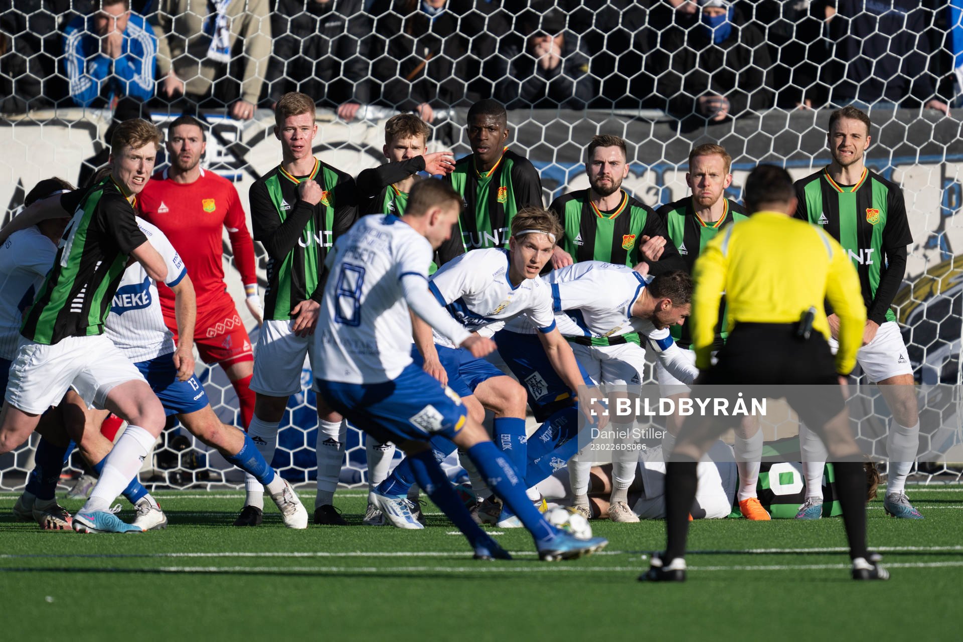 IFK Göteborgs slår en frispark