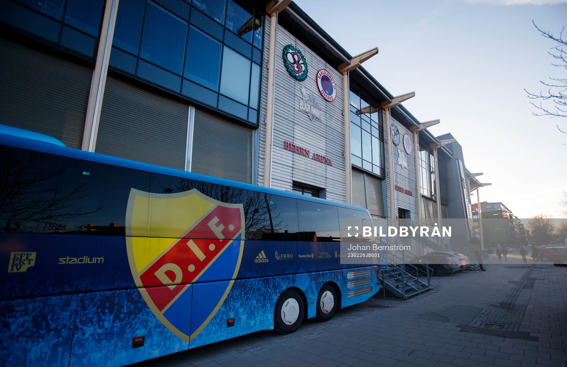 Djurgårdens spelarbuss utanför Behrn Arena