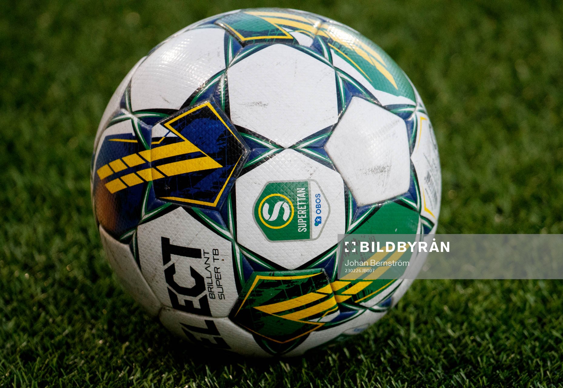 En fotboll med Superettans logo på