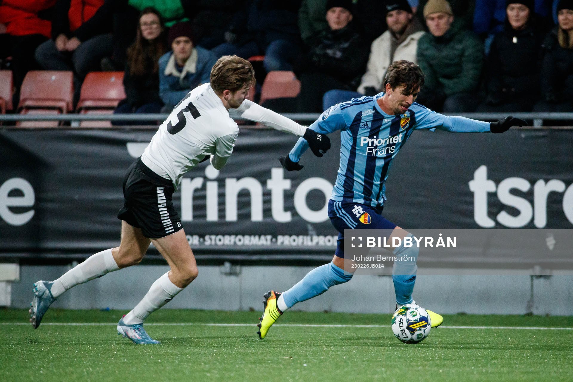 Örebros Niclas Bergmark och Djurgårdens Gustav Wikheim under fotbollsmatchen i Svenska Cupen mellan Örebro och Djurgården den 26 februari 2023 i Örebro.