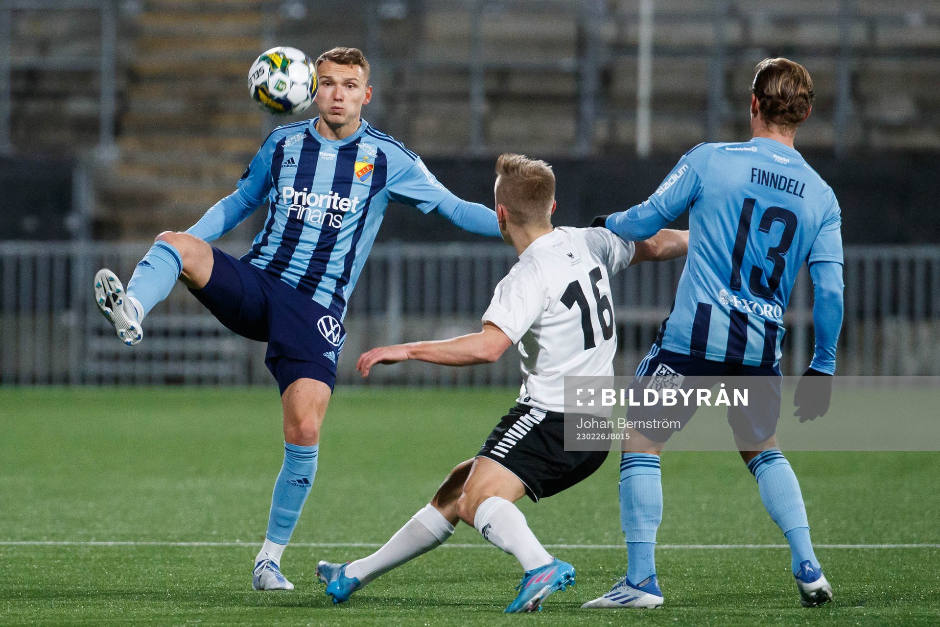 Djurgårdens Piotr Johansson och Örebros David Seger under fotbollsmatchen i Svenska Cupen mellan Örebro och Djurgården den 26 februari 2023 i Örebro.