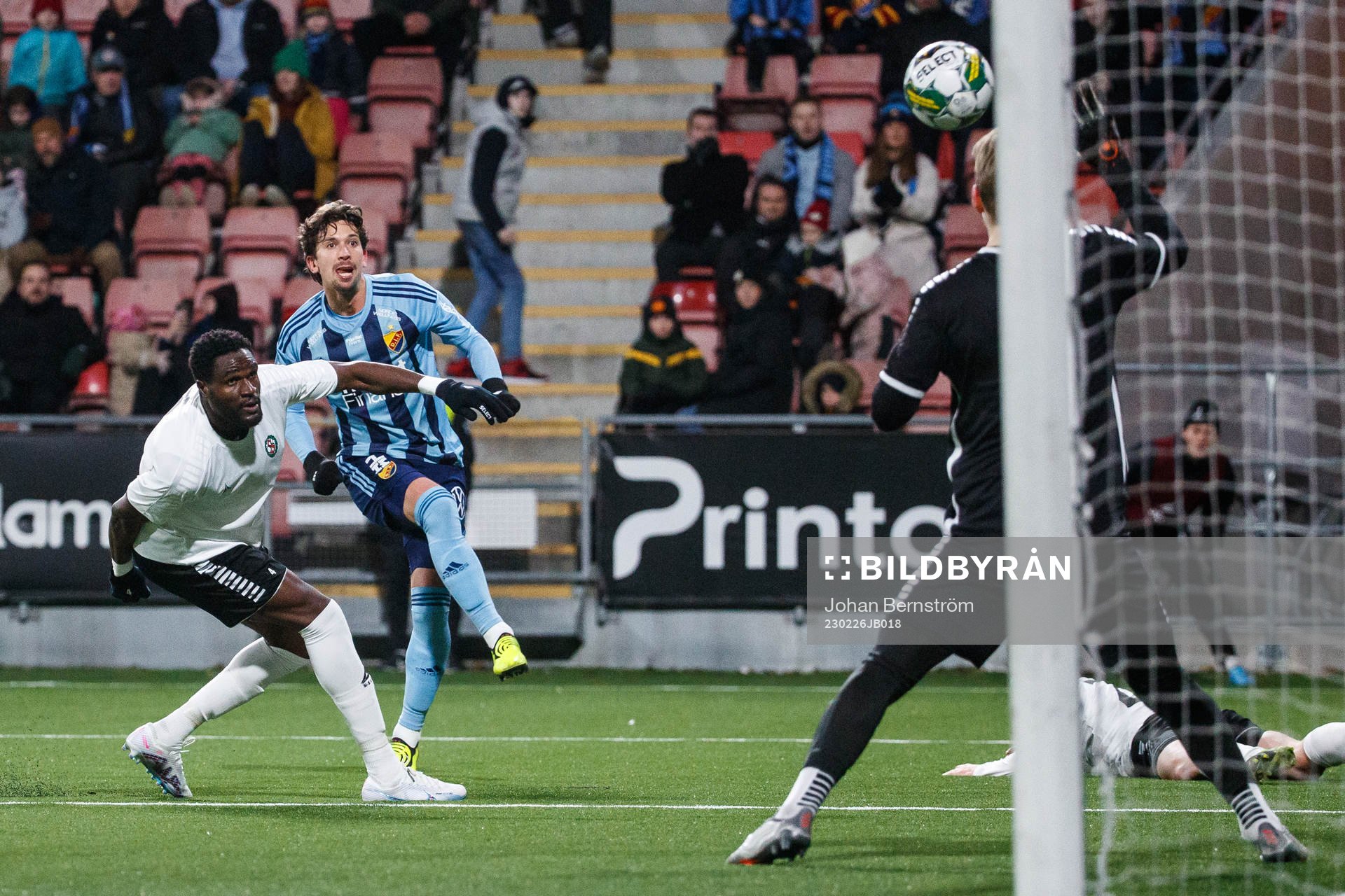 Örebros Nasiru Moro och Djurgårdens Gustav Wikheim