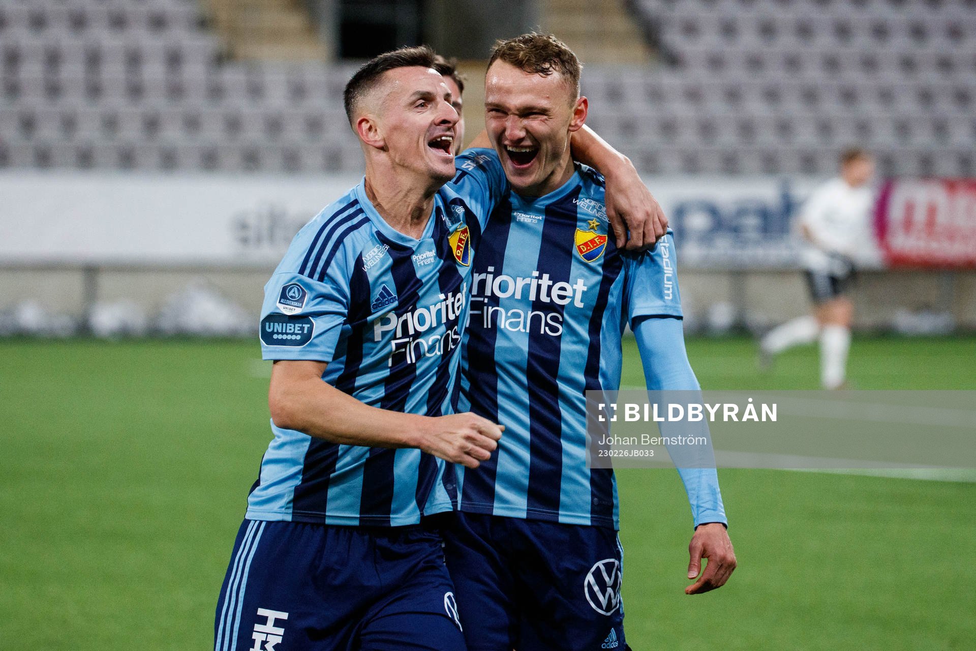 Djurgårdens Piotr Johansson (t.h) jublar