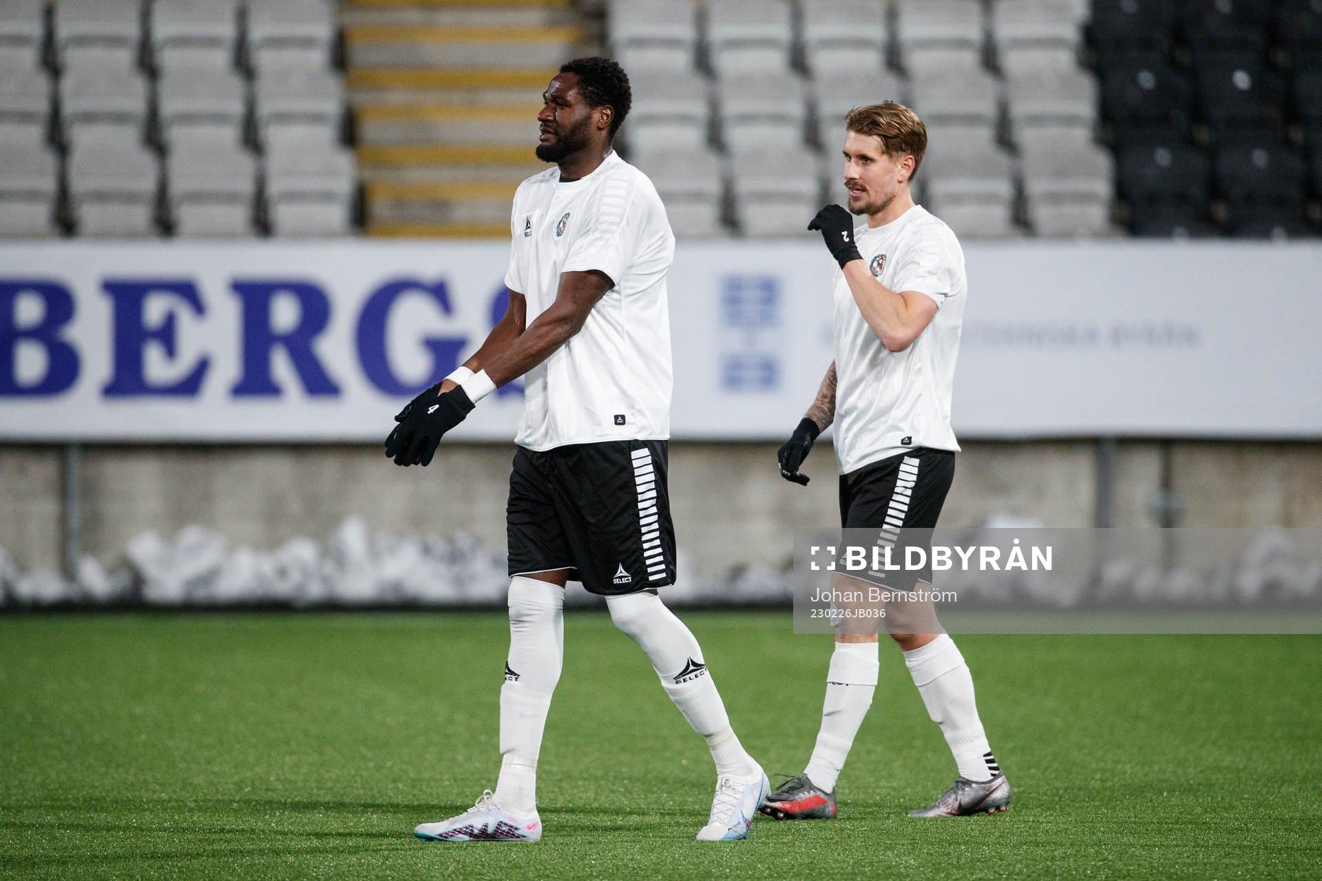 Örebros Nasiru Moro och Daniel Björnkvist deppar