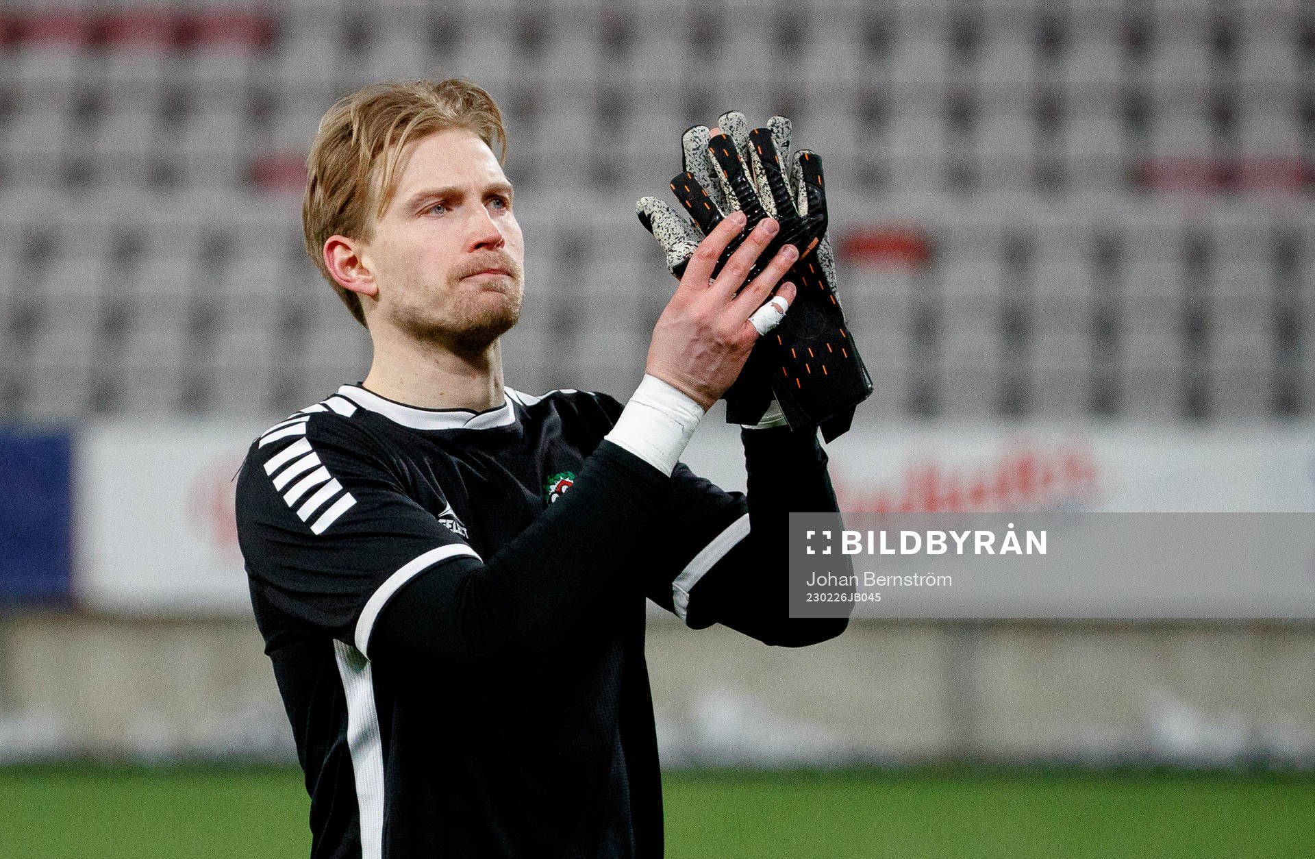 Örebros målvakt William Eskelinen tackar fansen