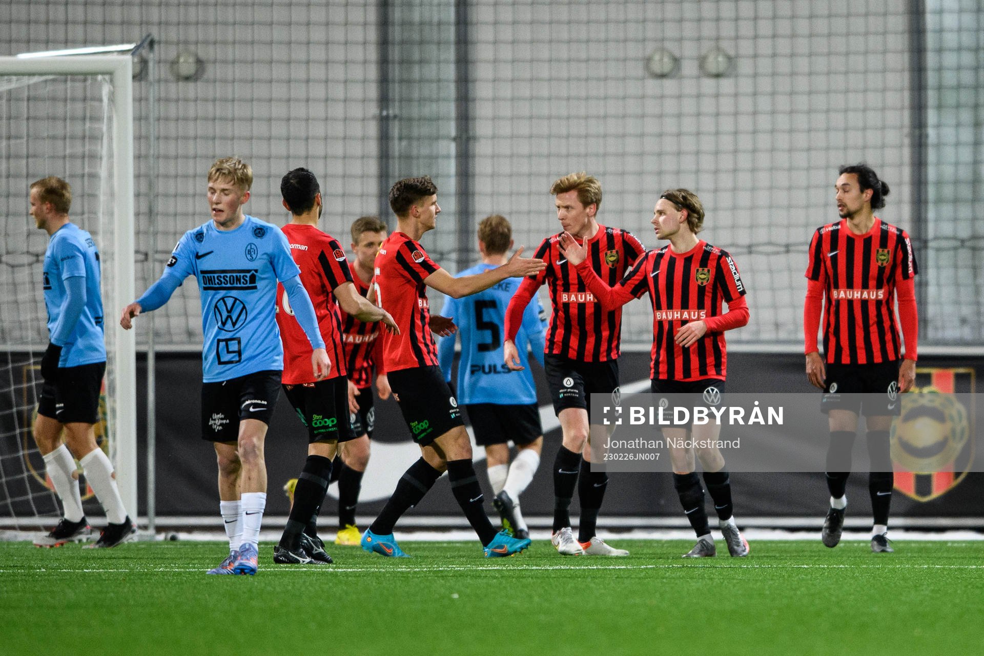 Brommapojkarnas Oscar Pettersson jublar med lagkamrater efter 1-1 under fotbollsmatchen i Svenska Cupen mellan Brommapojkarna och Landskrona den 26 februari 2023 i Stockholm.