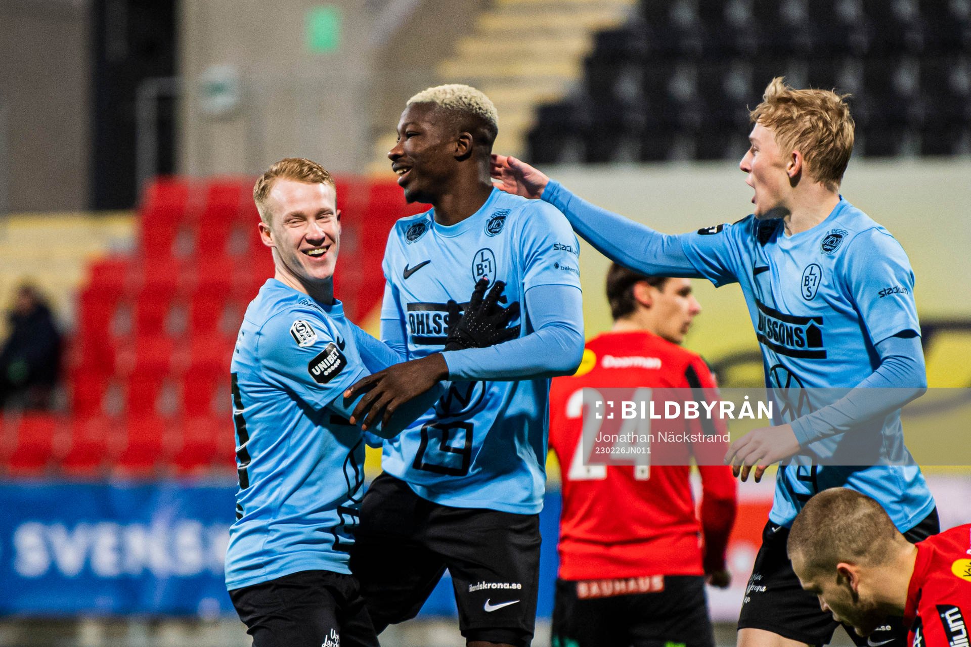 Landskronas Ousmane Diawara jublar med lagkamrater efter 0-1 under fotbollsmatchen i Svenska Cupen mellan Brommapojkarna och Landskrona den 26 februari 2023 i Stockholm.