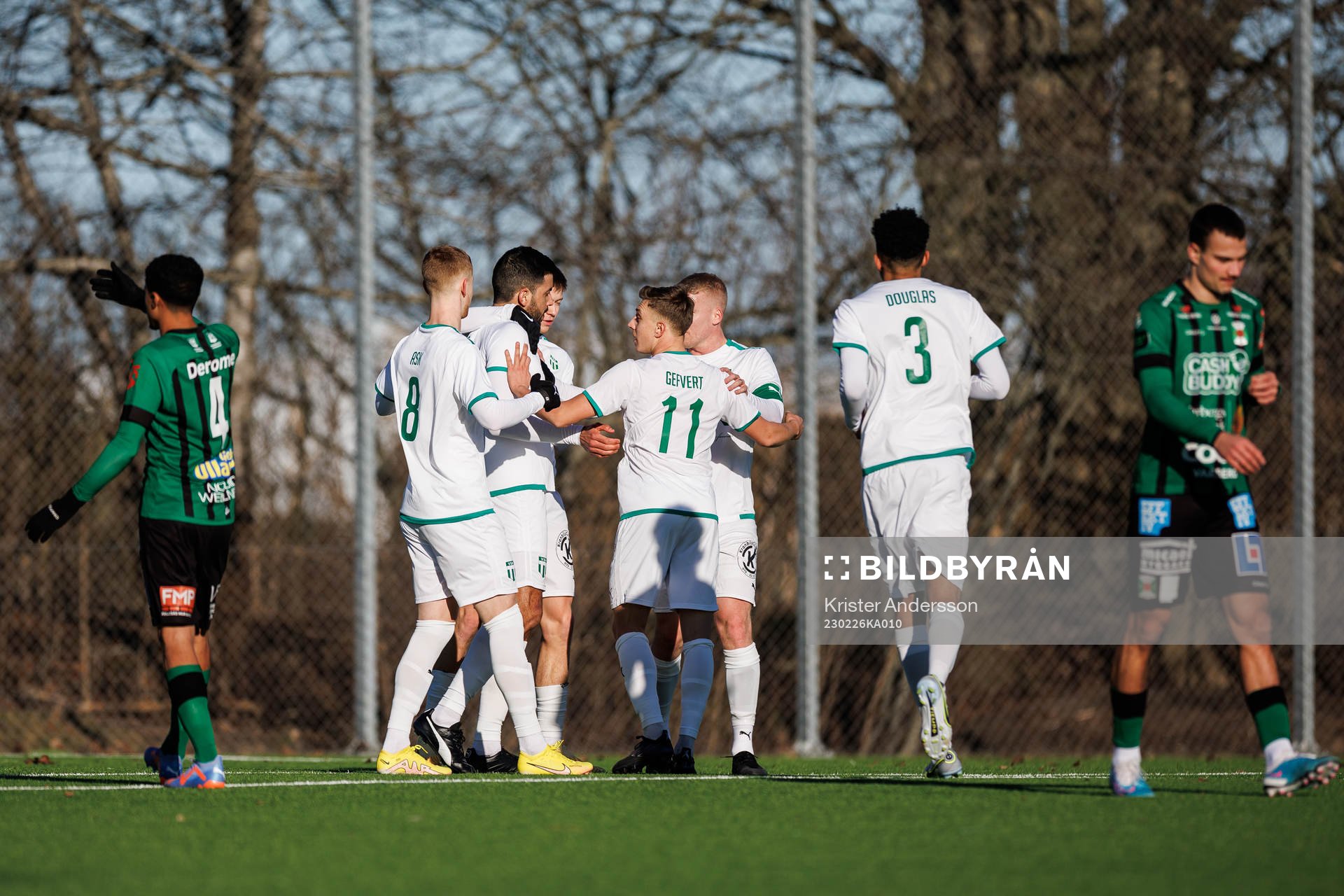 Västerås SKs Pedro Ribeiro jublar med lagkamrater